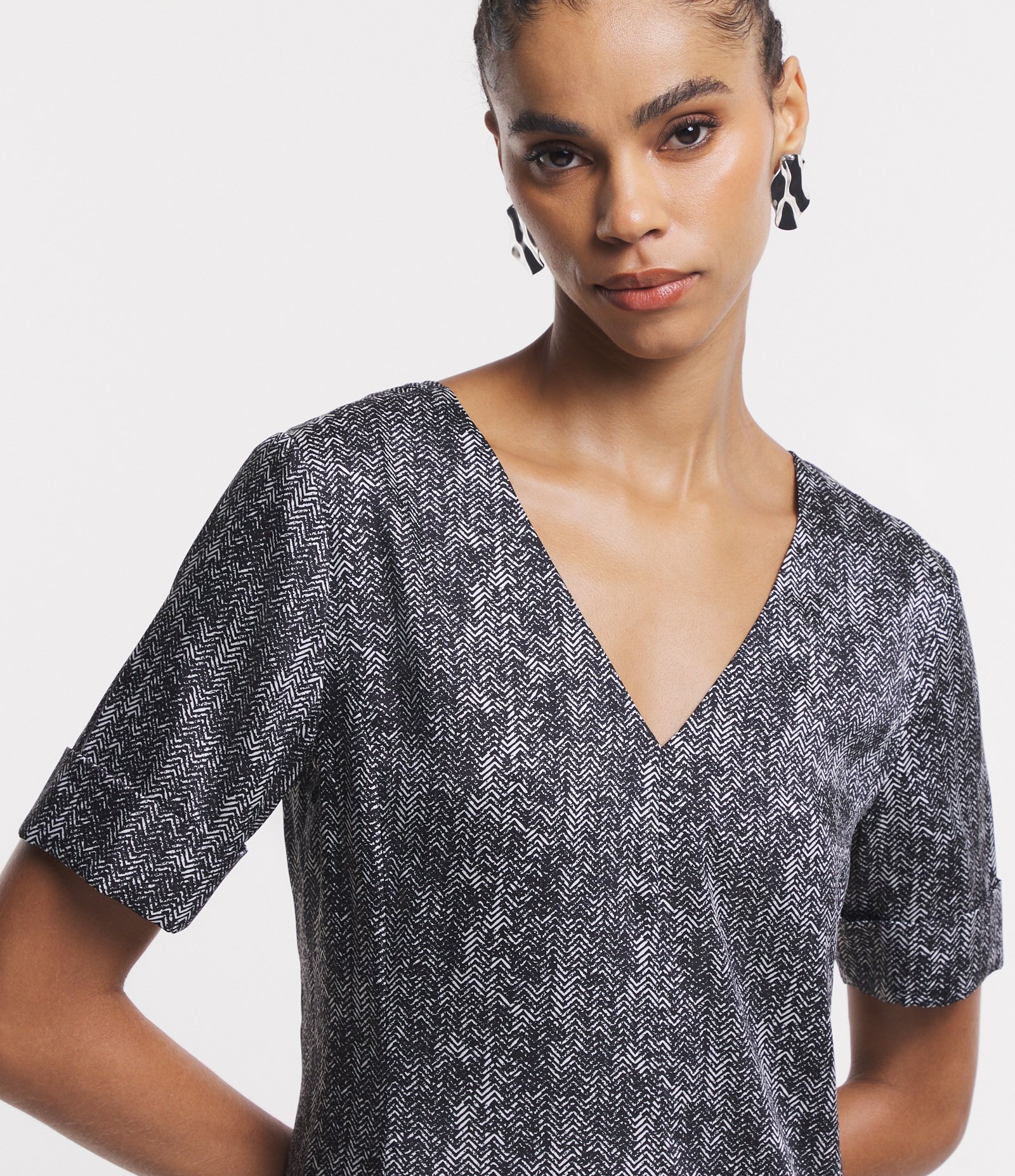 Vestido Midi em Tecido Acetinado com Estampa Abstrata Preto/ Branco 4