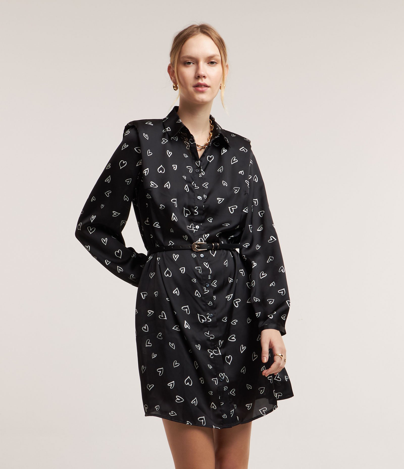 Vestido Chemise em Crepe com Ombreiras e Estampa Corações Preto 1