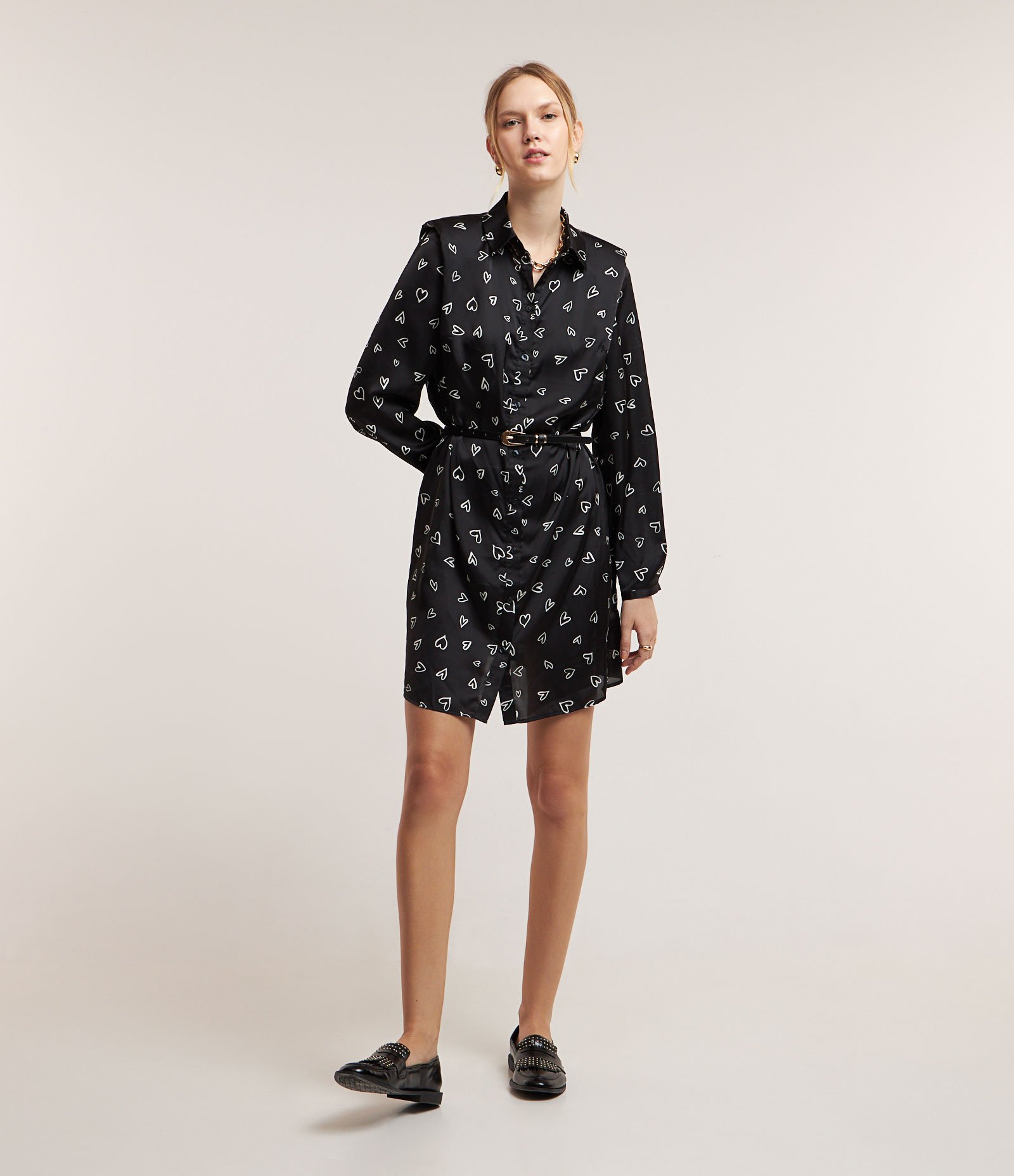 Vestido Chemise em Crepe com Ombreiras e Estampa Corações Preto 2