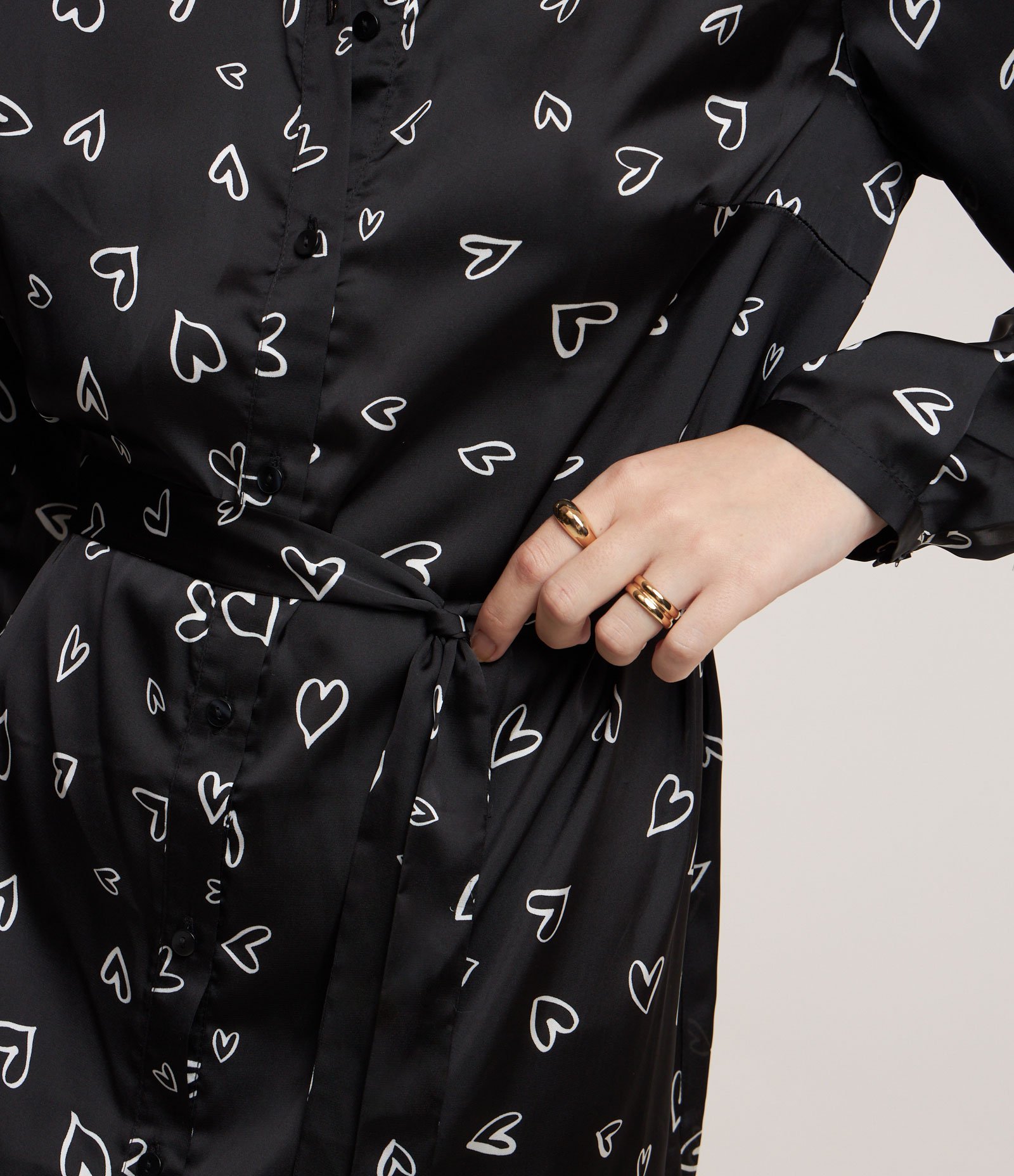 Vestido Chemise em Crepe com Ombreiras e Estampa Corações Preto 5