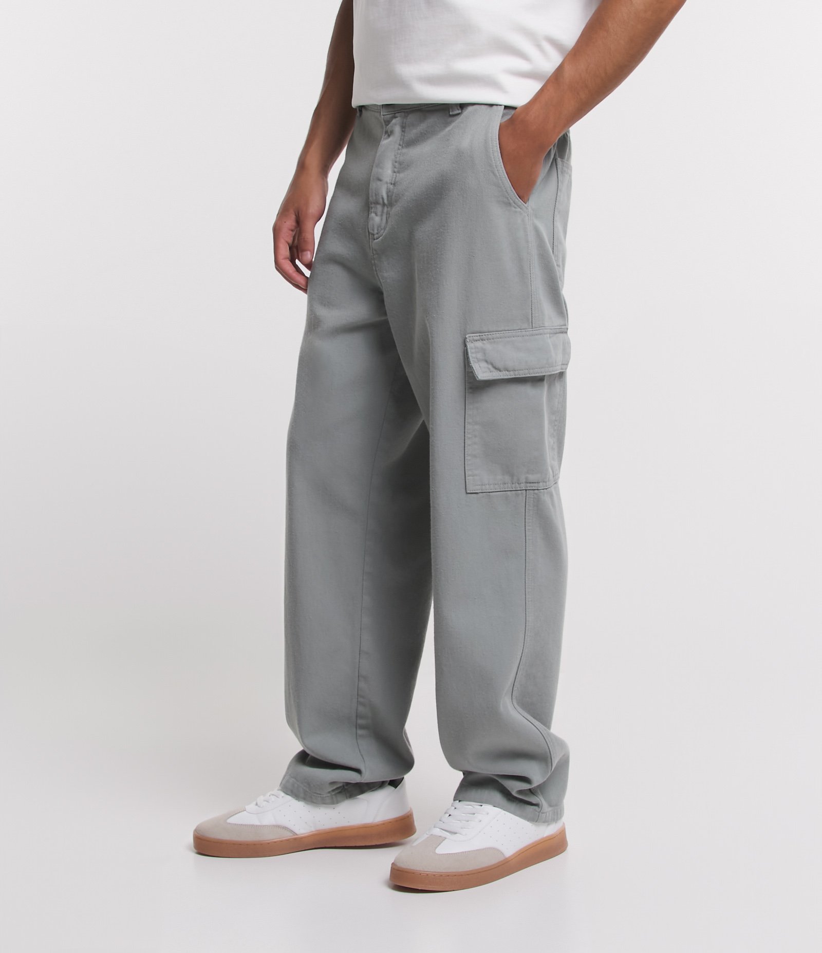 Calça Baggy em Sarja e com Bolso Cargo Cinza 2