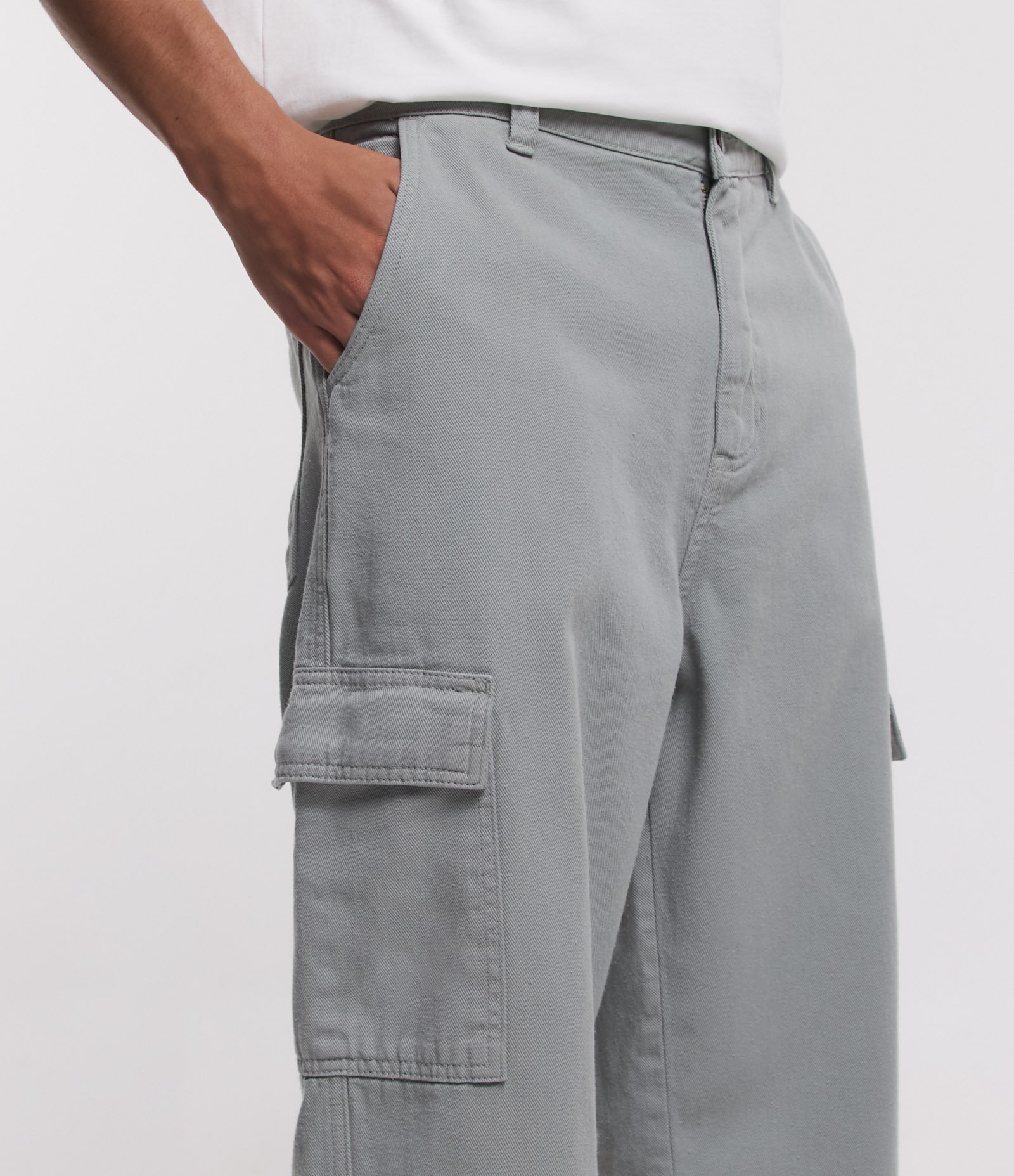 Calça Baggy em Sarja e com Bolso Cargo Cinza 4