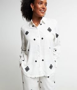 Camisa em Viscolinho com Abotoamento Frontal e Bordados