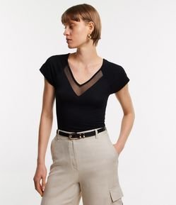 Blusa Manga Curta em Viscose com Decote V em Tule