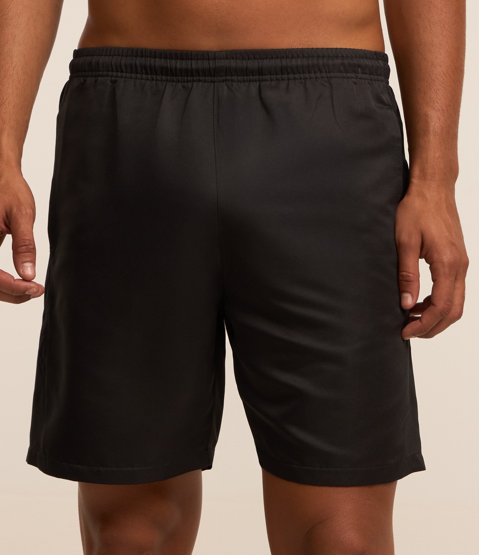 Bermuda Esportiva Básica com Cós Elástico e Telinha Lateral Preto 2