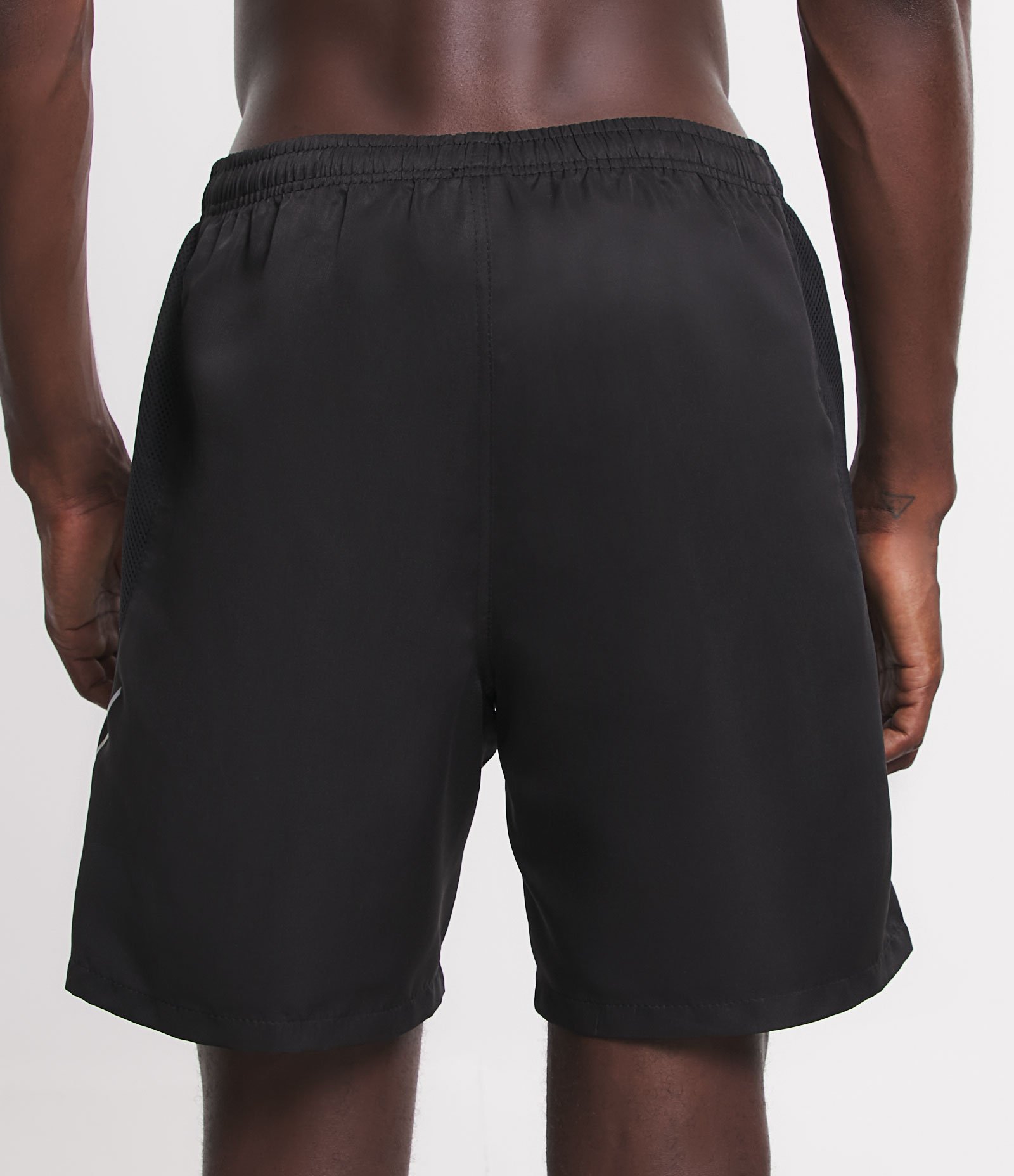 Bermuda Esportiva Básica com Cós Elástico e Telinha Lateral Preto 3