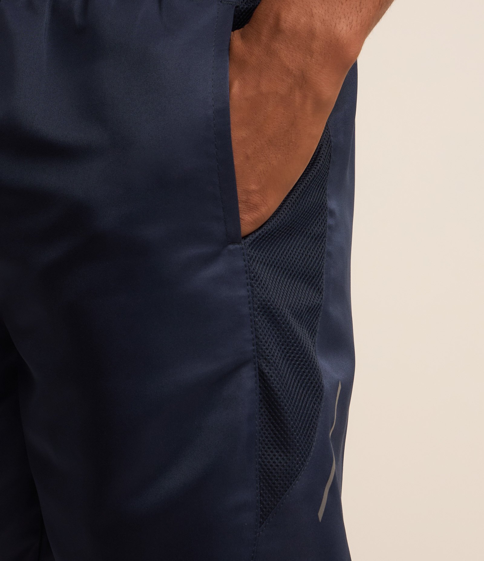 Bermuda Esportiva Básica com Cós Elástico e Telinha Lateral Azul Escuro 4