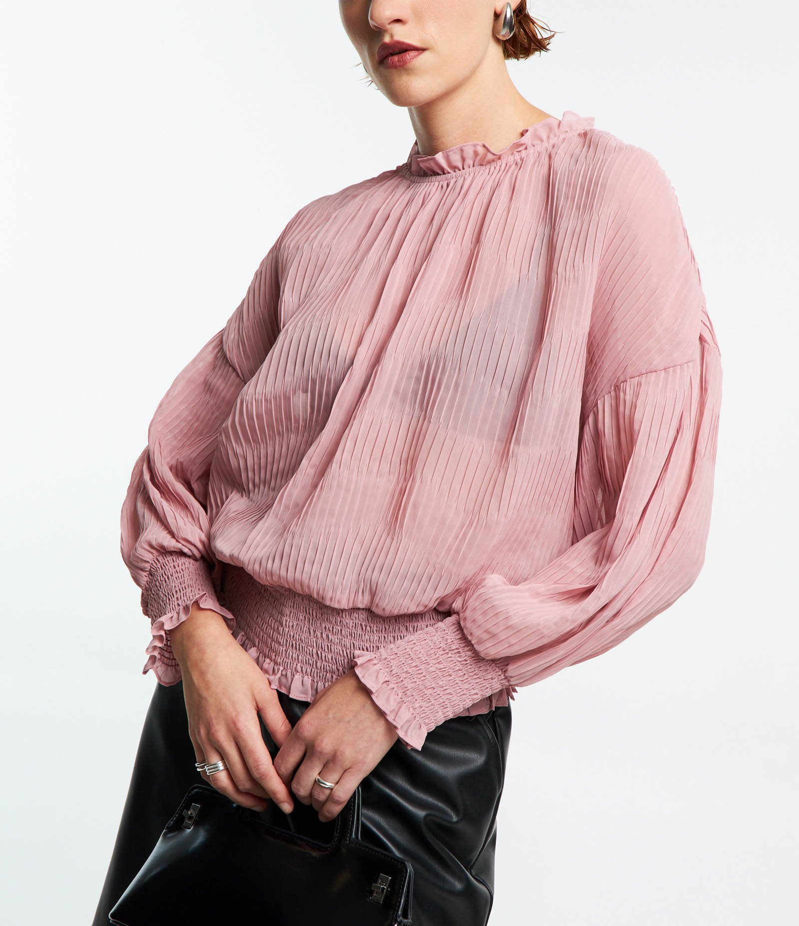 Blusa em Chiffon com Frufru na Gola e Lastex nas Barras Rosa 1