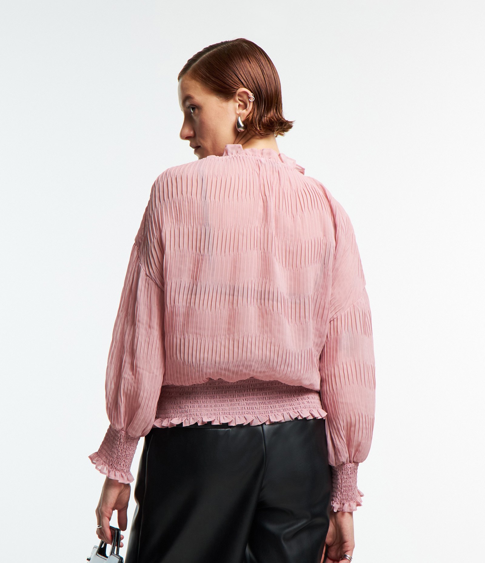 Blusa em Chiffon com Frufru na Gola e Lastex nas Barras Rosa 5