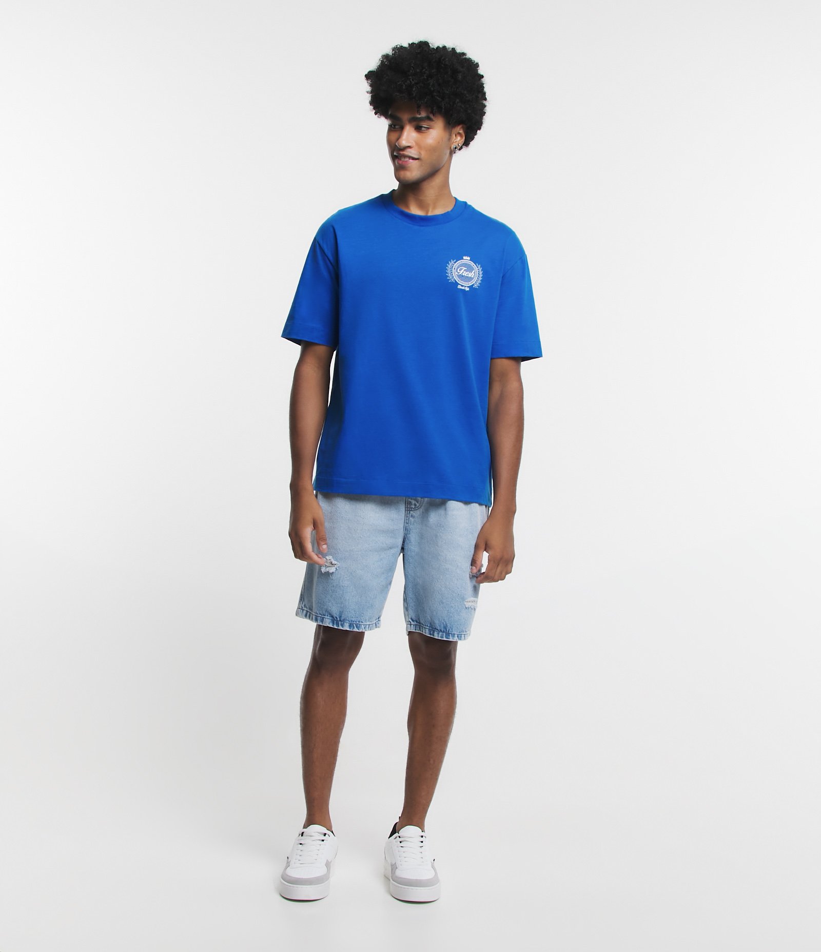 Camiseta em Meia Malha Malhão com Estampa Brasão no Peito Azul 2