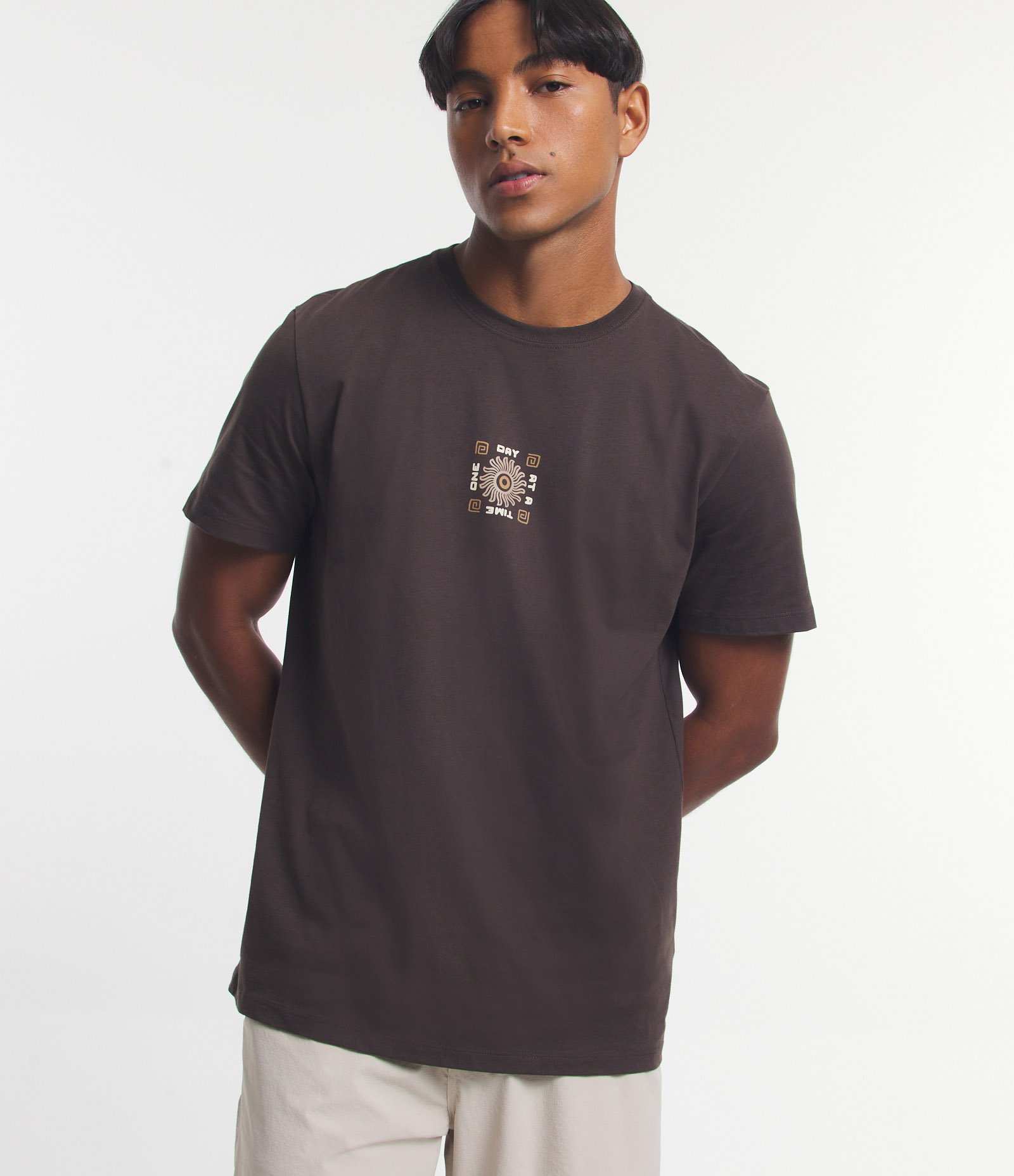Camiseta em Algodão Peruano com Estampa Central Marrom 1