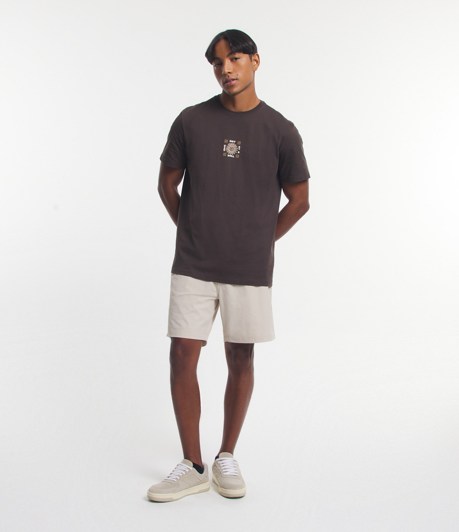 Camiseta em Algodão Peruano com Estampa Central Marrom 2