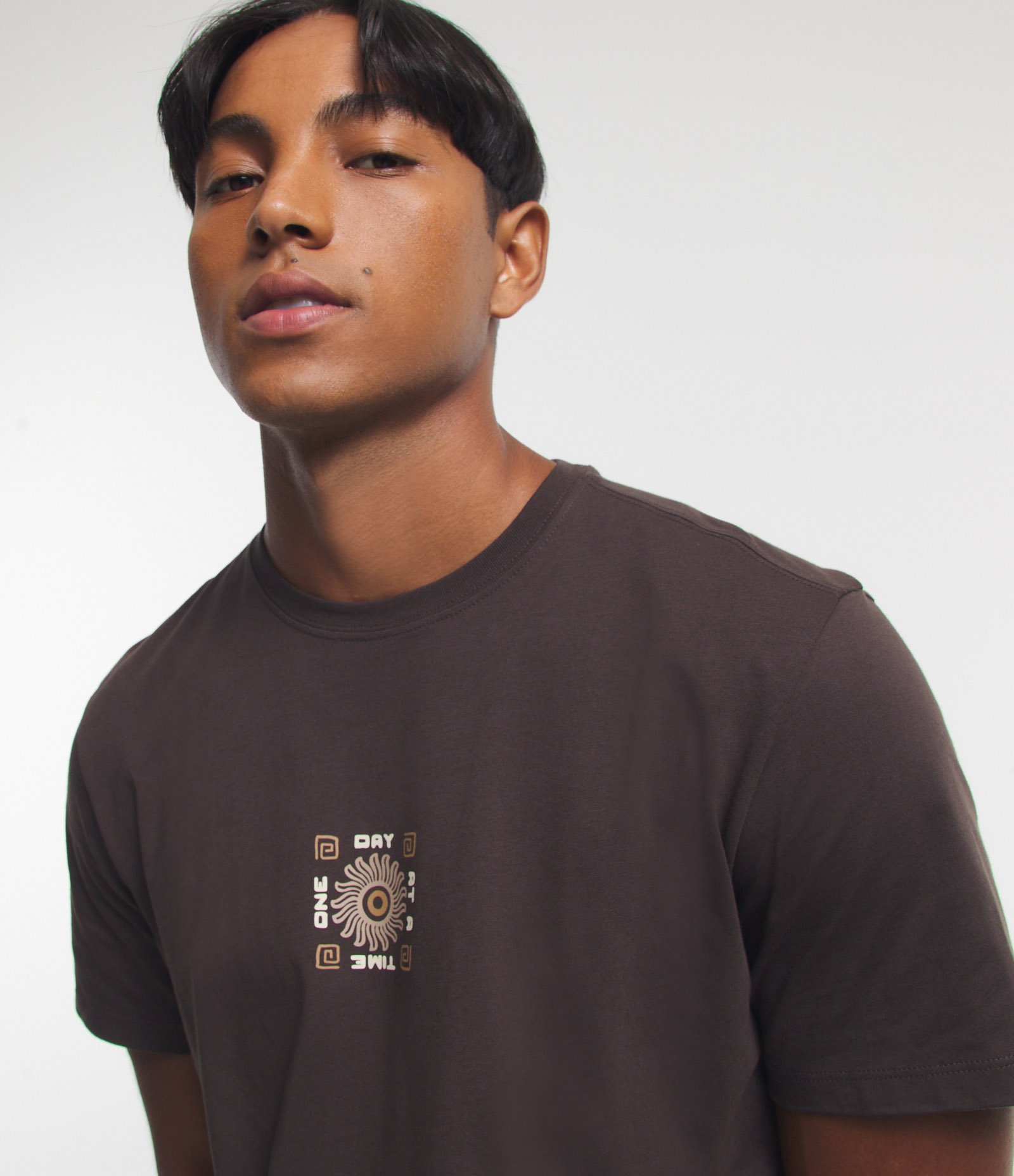 Camiseta em Algodão Peruano com Estampa Central Marrom 4
