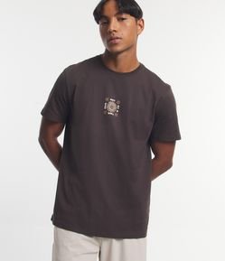 Camiseta em Algodão Peruano com Estampa Central
