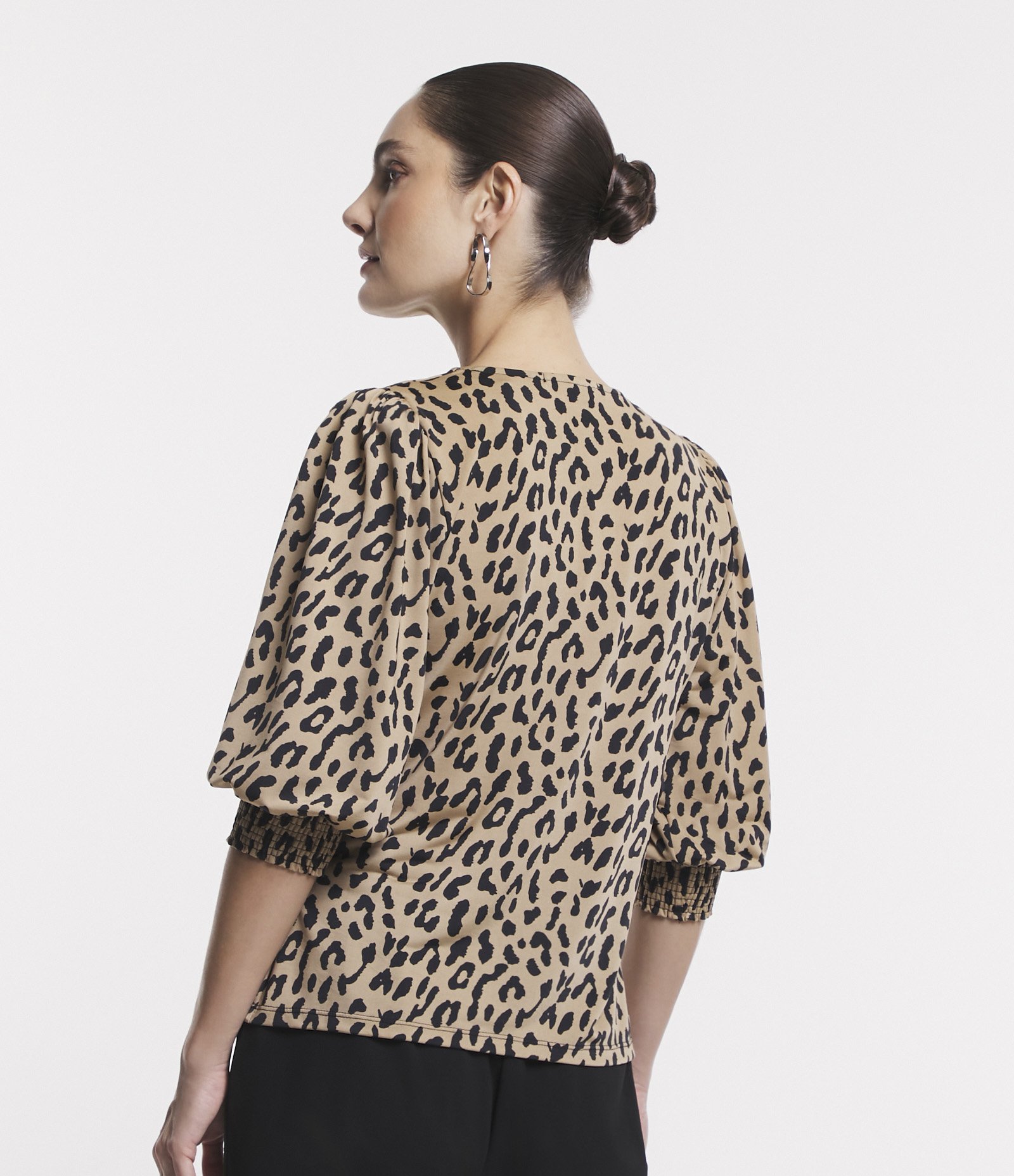 Blusa com Manga 3/4 Bufante e Detalhe em Lastex no Punho Marrom 3