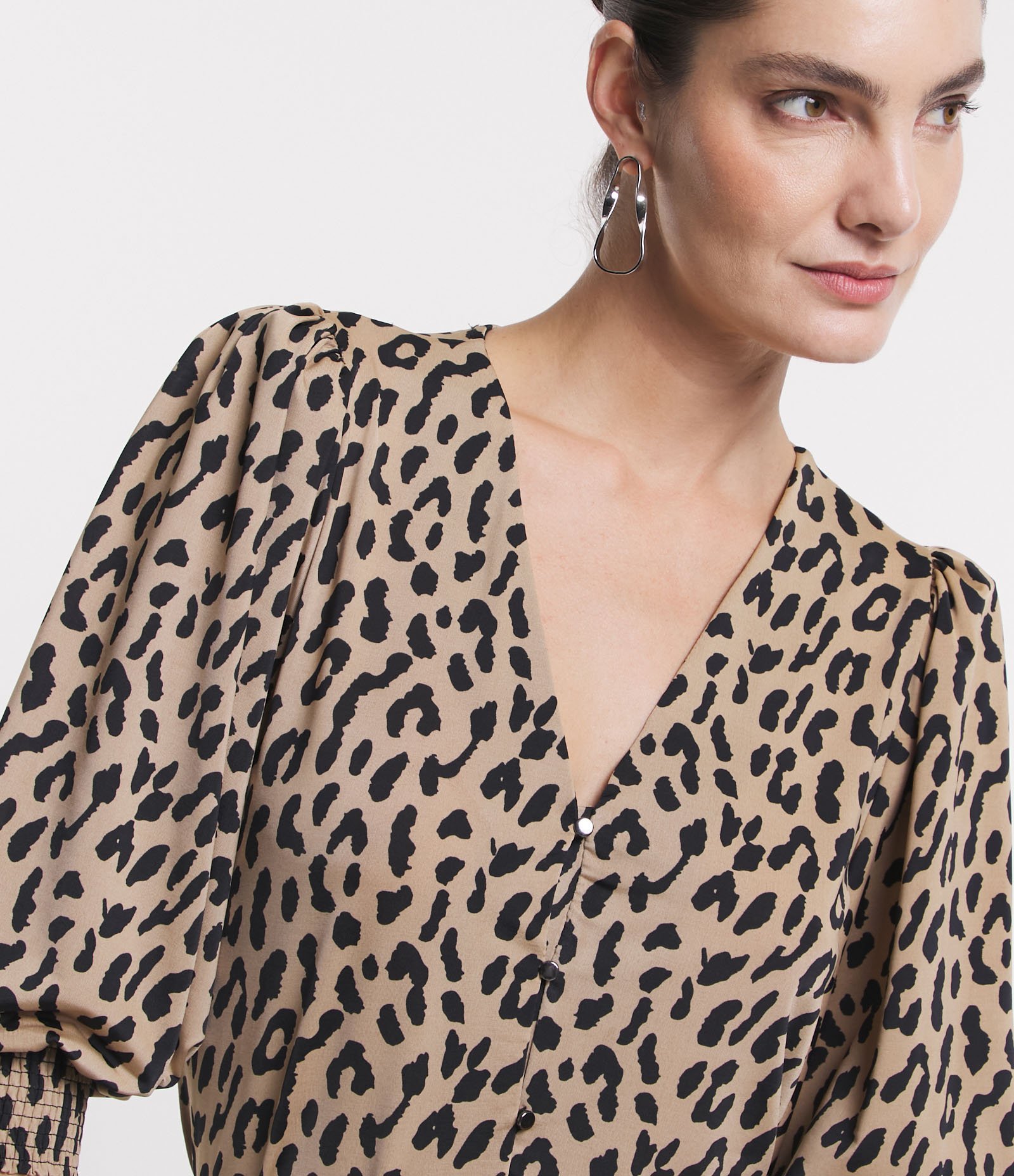 Blusa com Manga 3/4 Bufante e Detalhe em Lastex no Punho Marrom 4