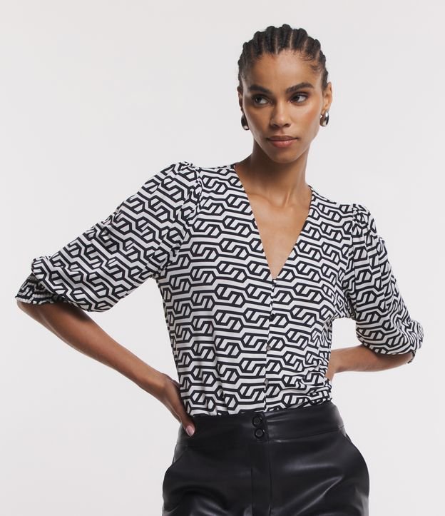 Blusa com Manga 3/4 Bufante e Estampa Geométrica Preto/ Branco - Lojas Renner Blusa com Manga 3/4 Bufante e Estampa Geométrica Preto/ Branco - Lojas Renner