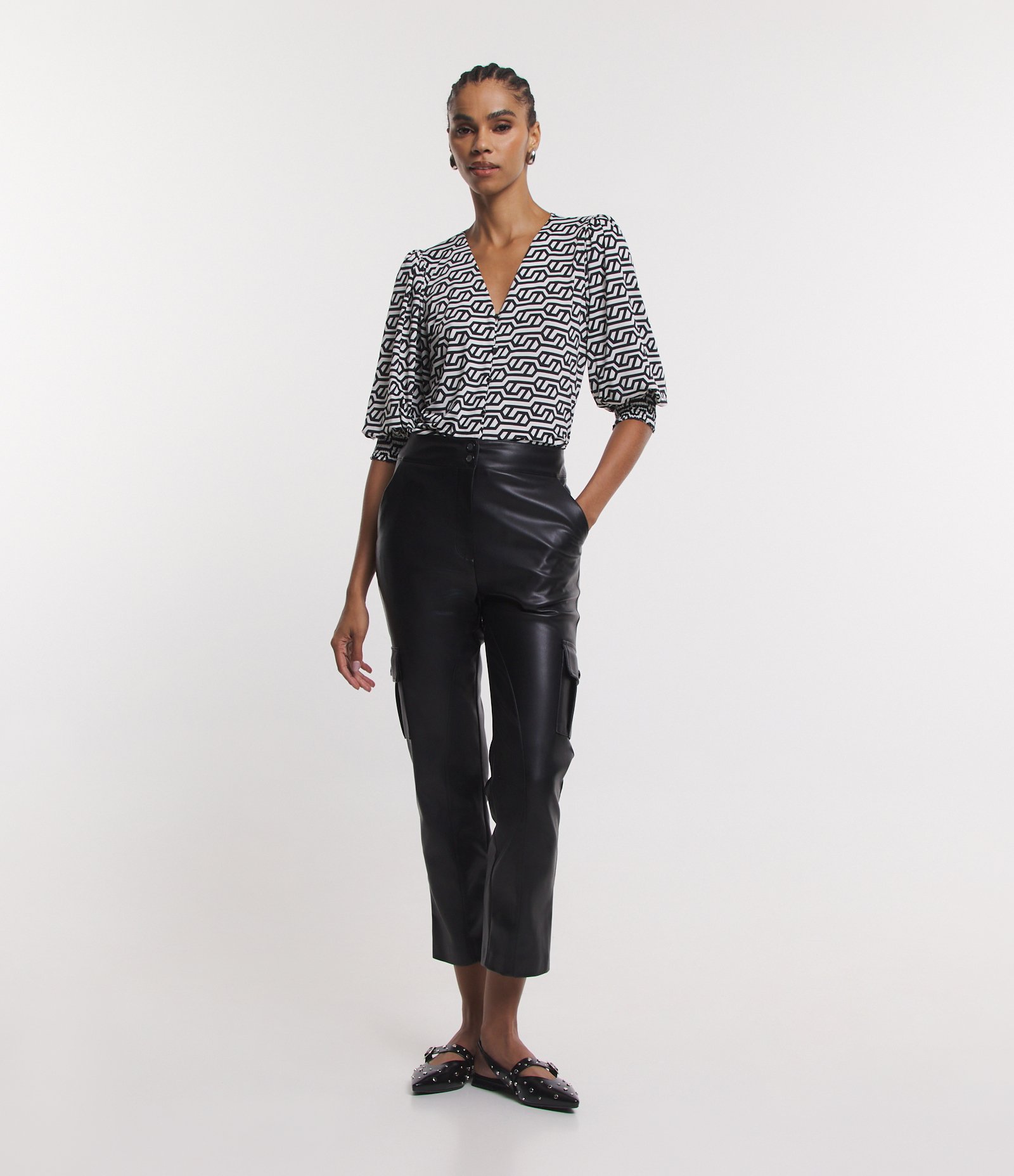 Blusa com Manga 3/4 Bufante e Estampa Geométrica Preto/ Branco 2