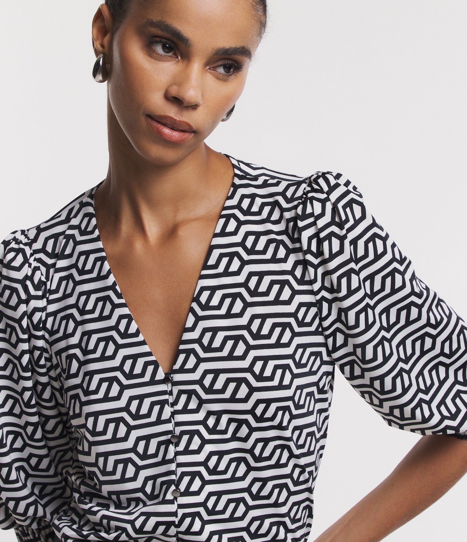 Blusa com Manga 3/4 Bufante e Estampa Geométrica Preto/ Branco 3