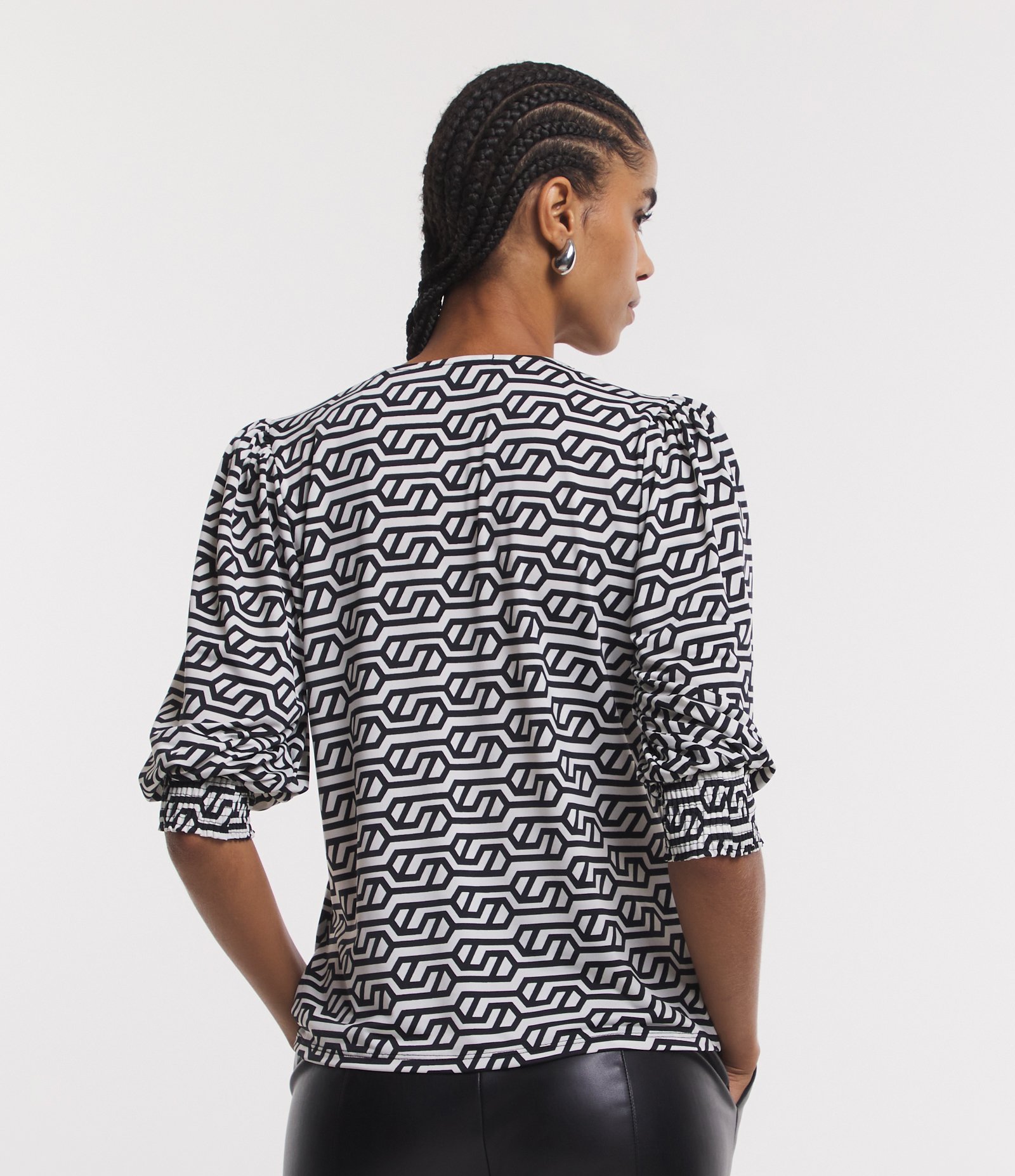 Blusa com Manga 3/4 Bufante e Estampa Geométrica Preto/ Branco 4