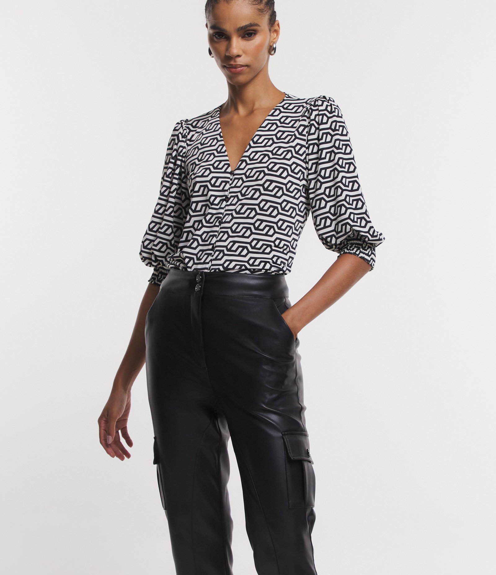 Blusa com Manga 3/4 Bufante e Estampa Geométrica Preto/ Branco 5