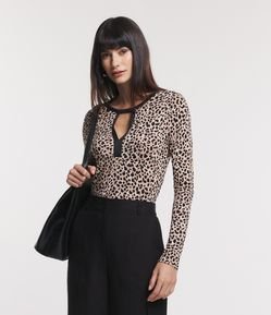 Blusa em Viscose com Detalhe Vazado na Gola e Estampa Animal Print