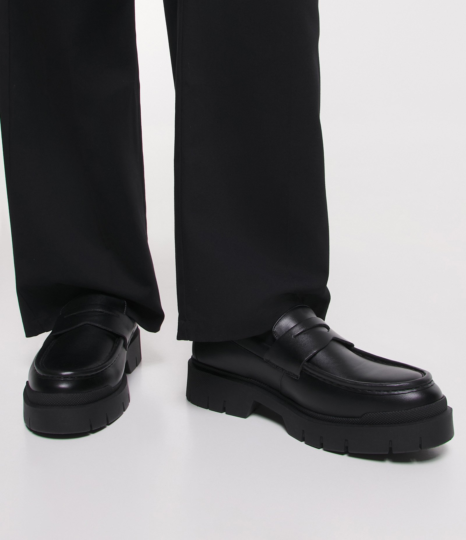 Sapato Loafer em PU com Sola Tratorada Preto 7