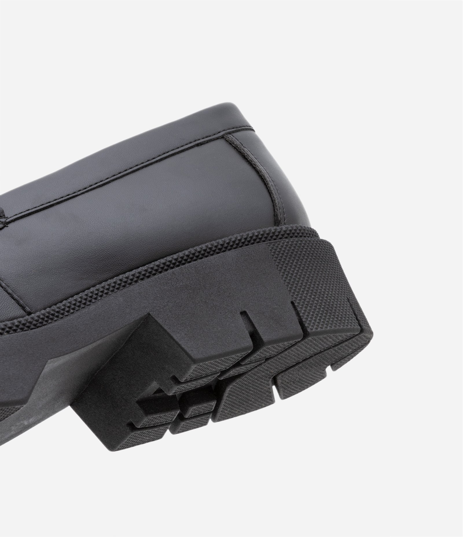 Sapato Loafer em PU com Sola Tratorada Preto 4