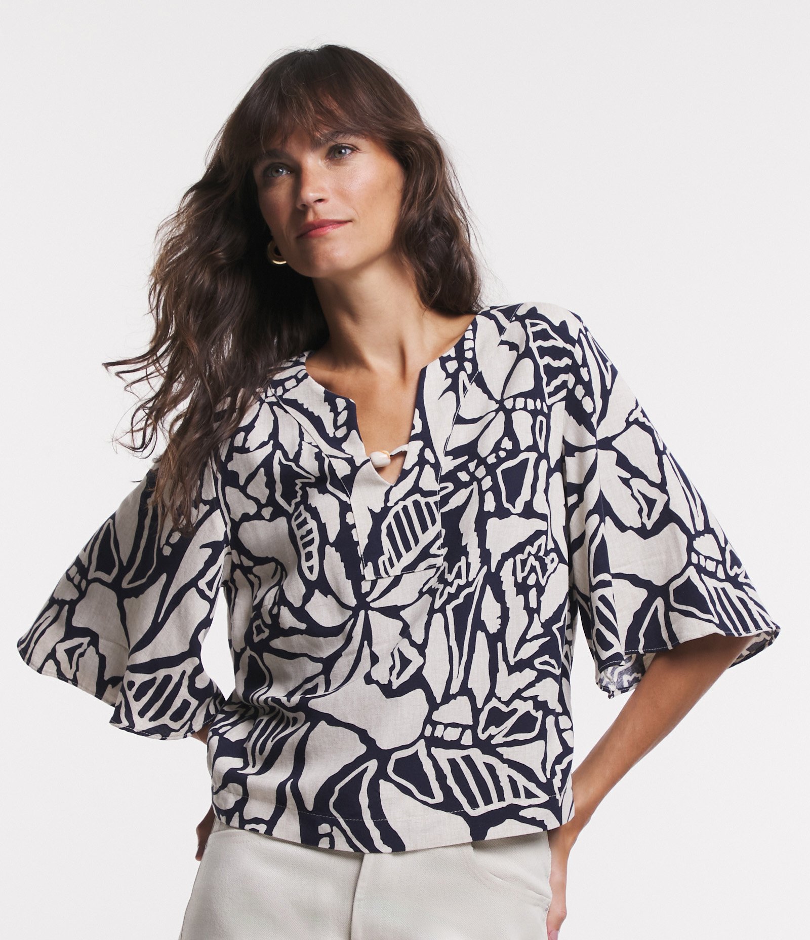 Blusa em Viscolinho com Manga Ampla e Estampa Folhagem Contrastante Azul/ Branco 1