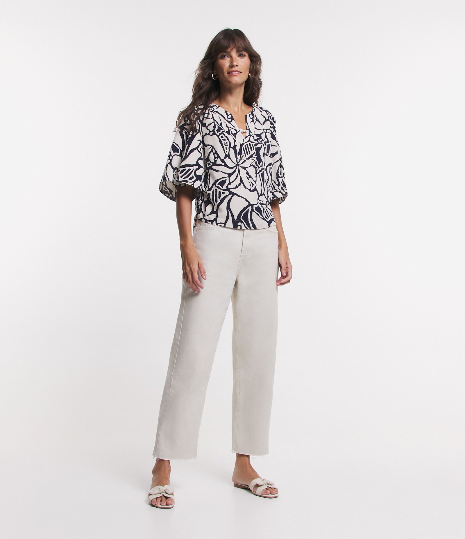 Blusa em Viscolinho com Manga Ampla e Estampa Folhagem Contrastante Azul/ Branco 2