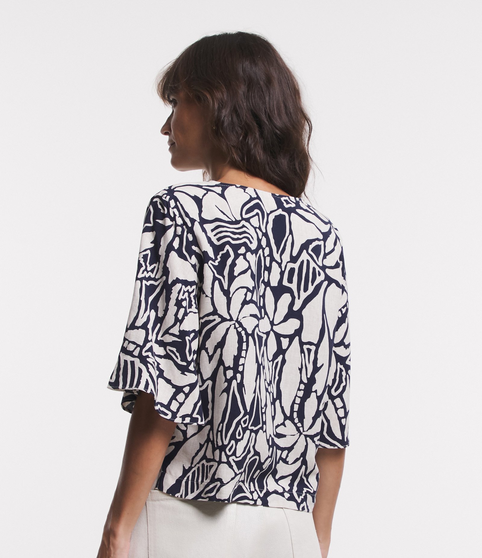 Blusa em Viscolinho com Manga Ampla e Estampa Folhagem Contrastante Azul/ Branco 3