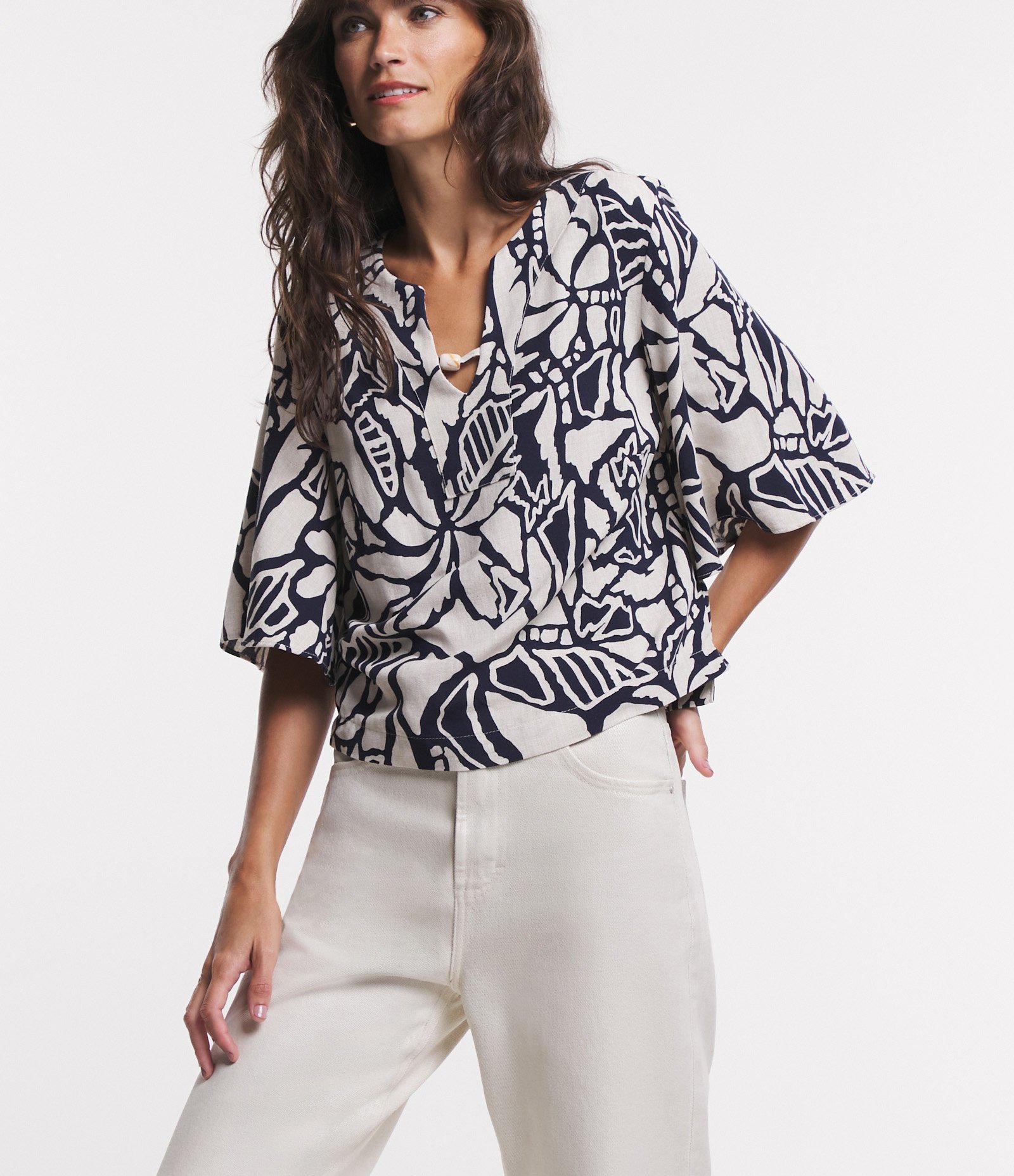 Blusa em Viscolinho com Manga Ampla e Estampa Folhagem Contrastante Azul/ Branco 4