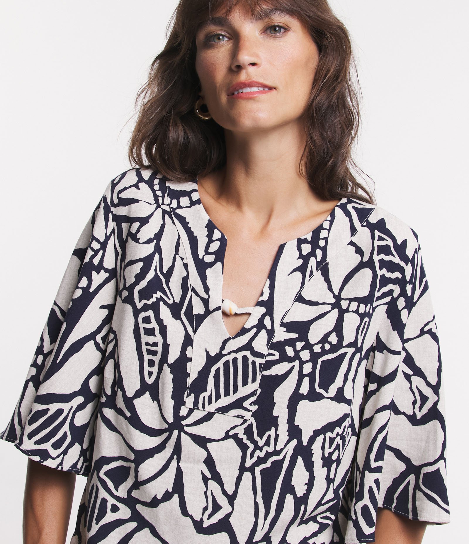 Blusa em Viscolinho com Manga Ampla e Estampa Folhagem Contrastante Azul/ Branco 6