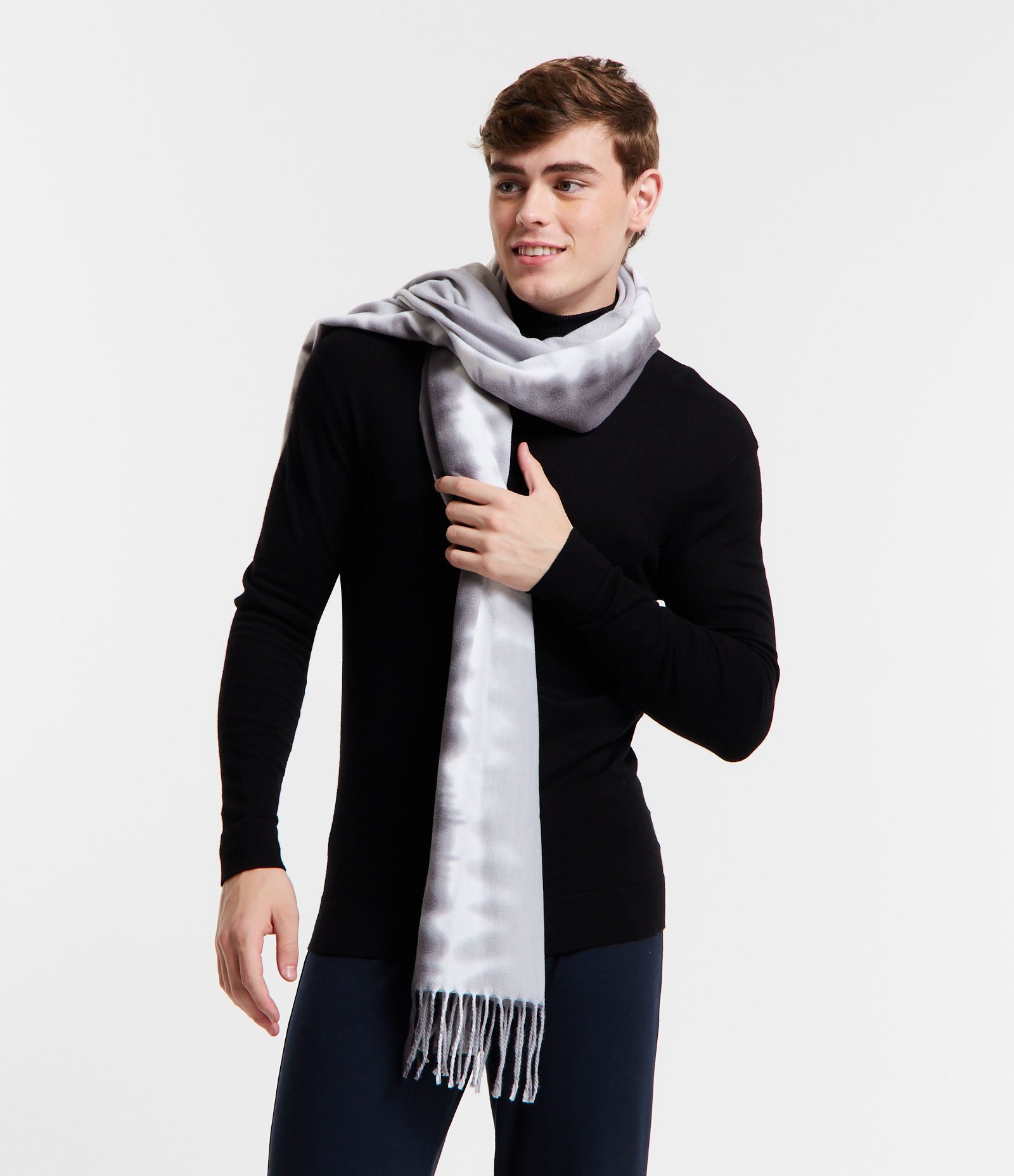 Cachecol em Tricô Estampa Dip Dye com Franjas Cinza 1