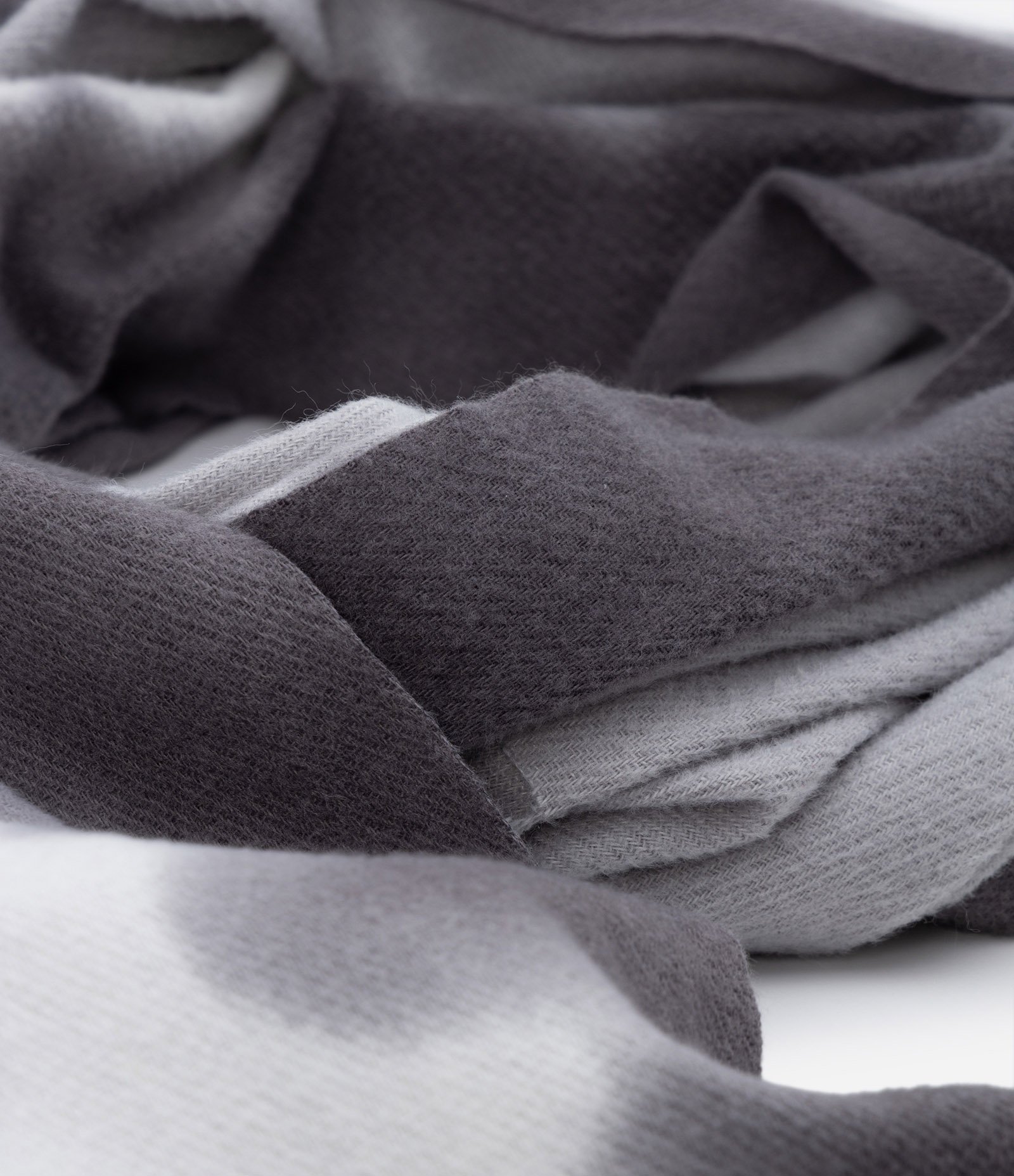 Cachecol em Tricô Estampa Dip Dye com Franjas Cinza 3