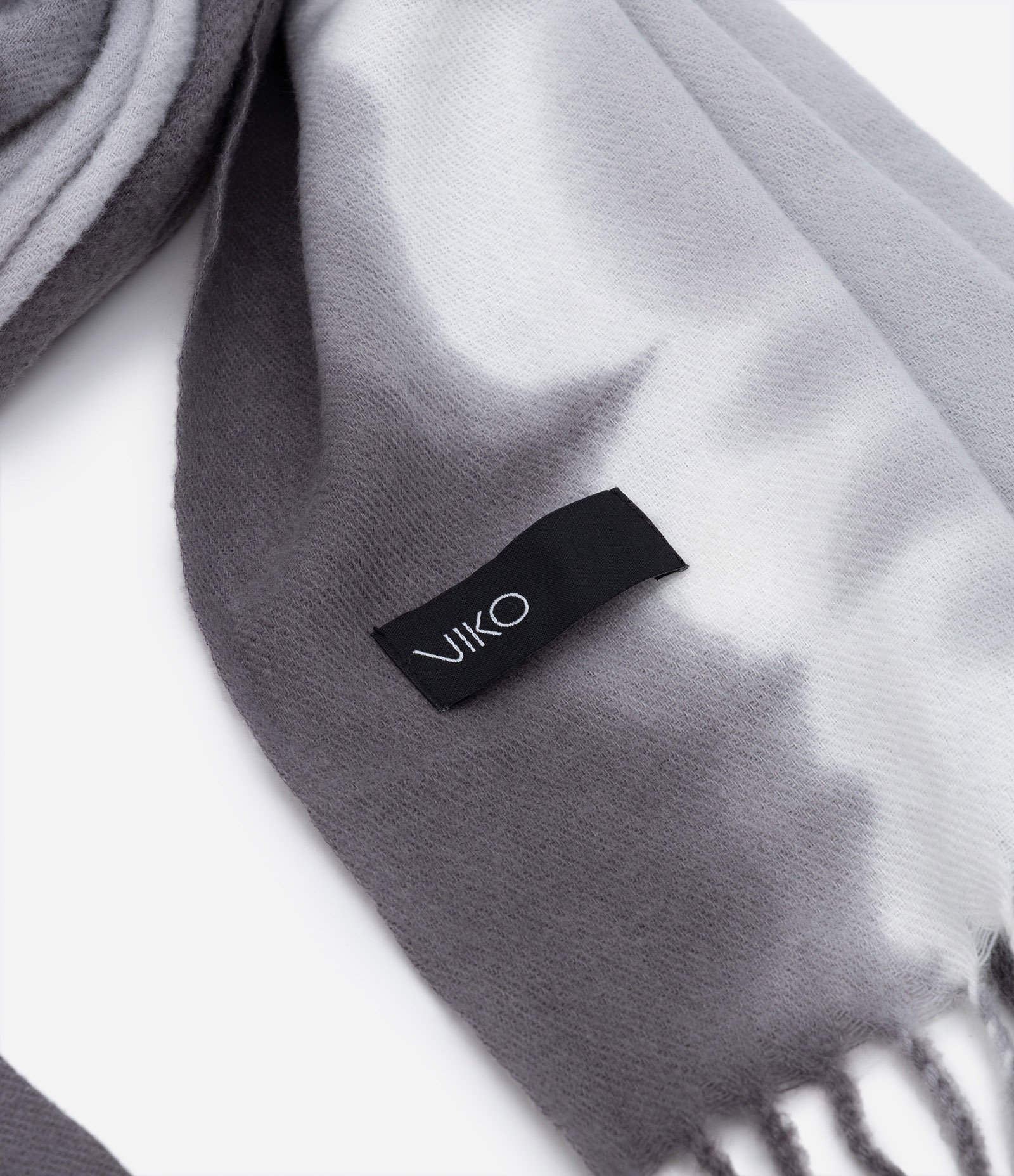 Cachecol em Tricô Estampa Dip Dye com Franjas Cinza 5