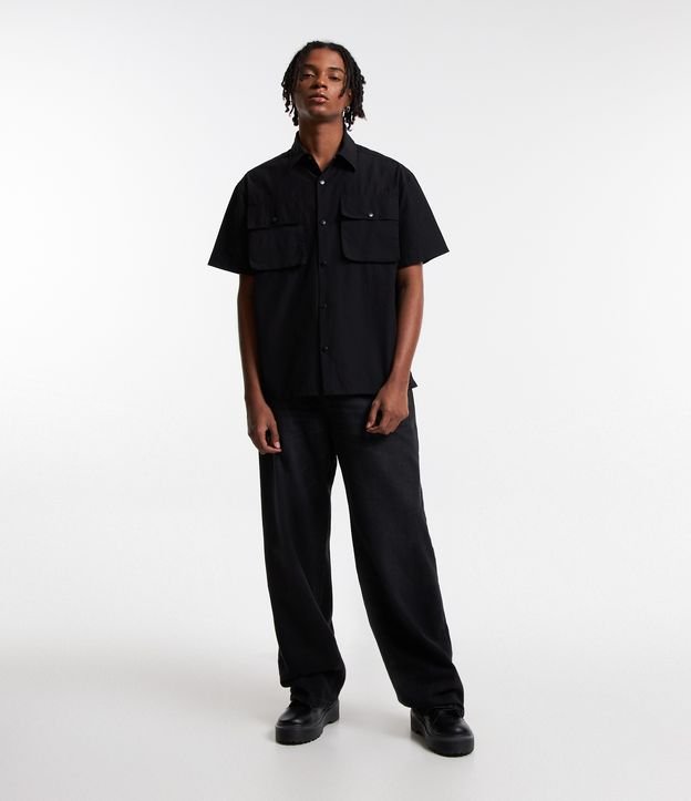 Camisa em Poliamida com Bolsos Frontais