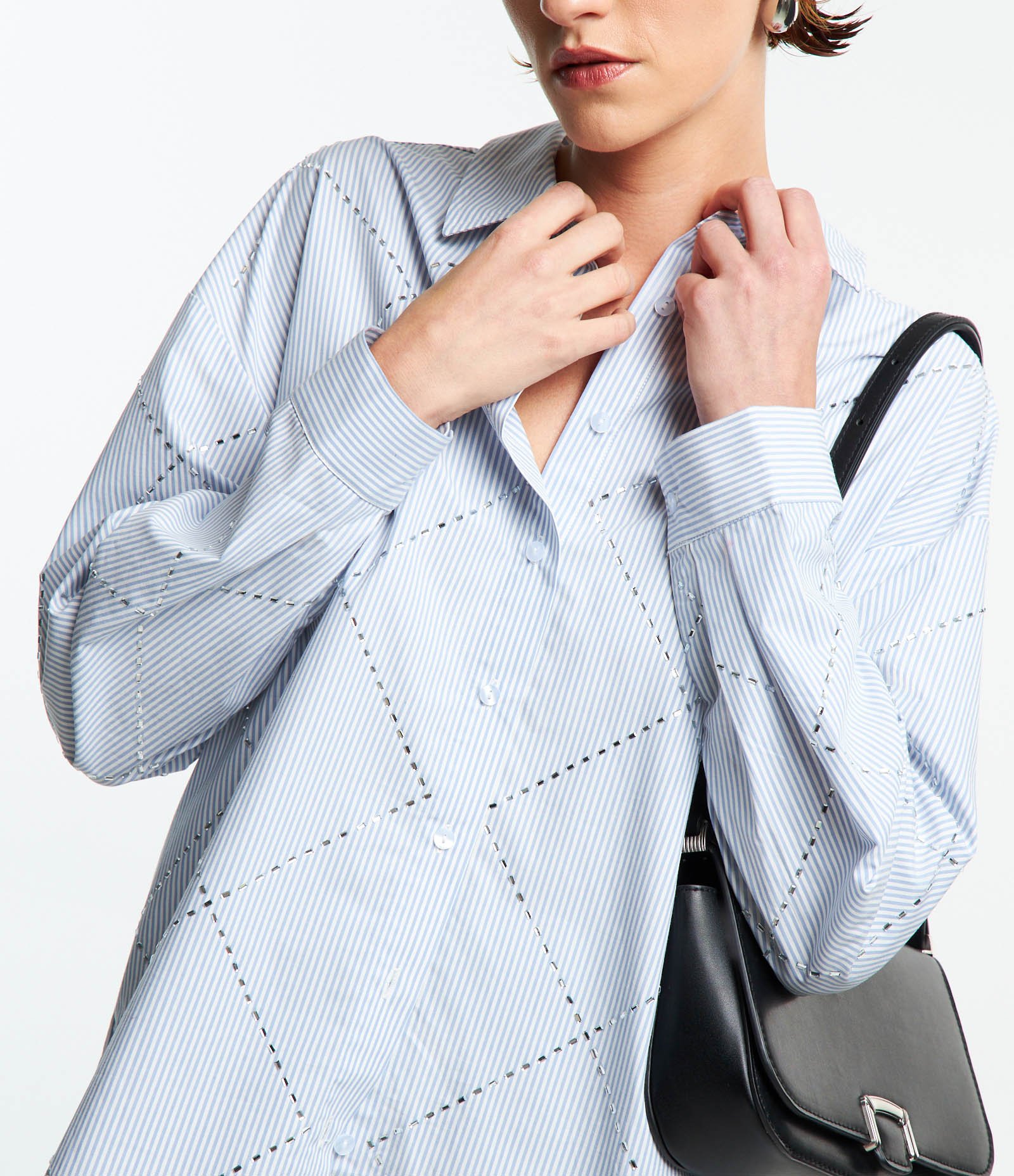 Camisa Alongada em Tricoline com Chattons Aplicados Azul/ Branco 5