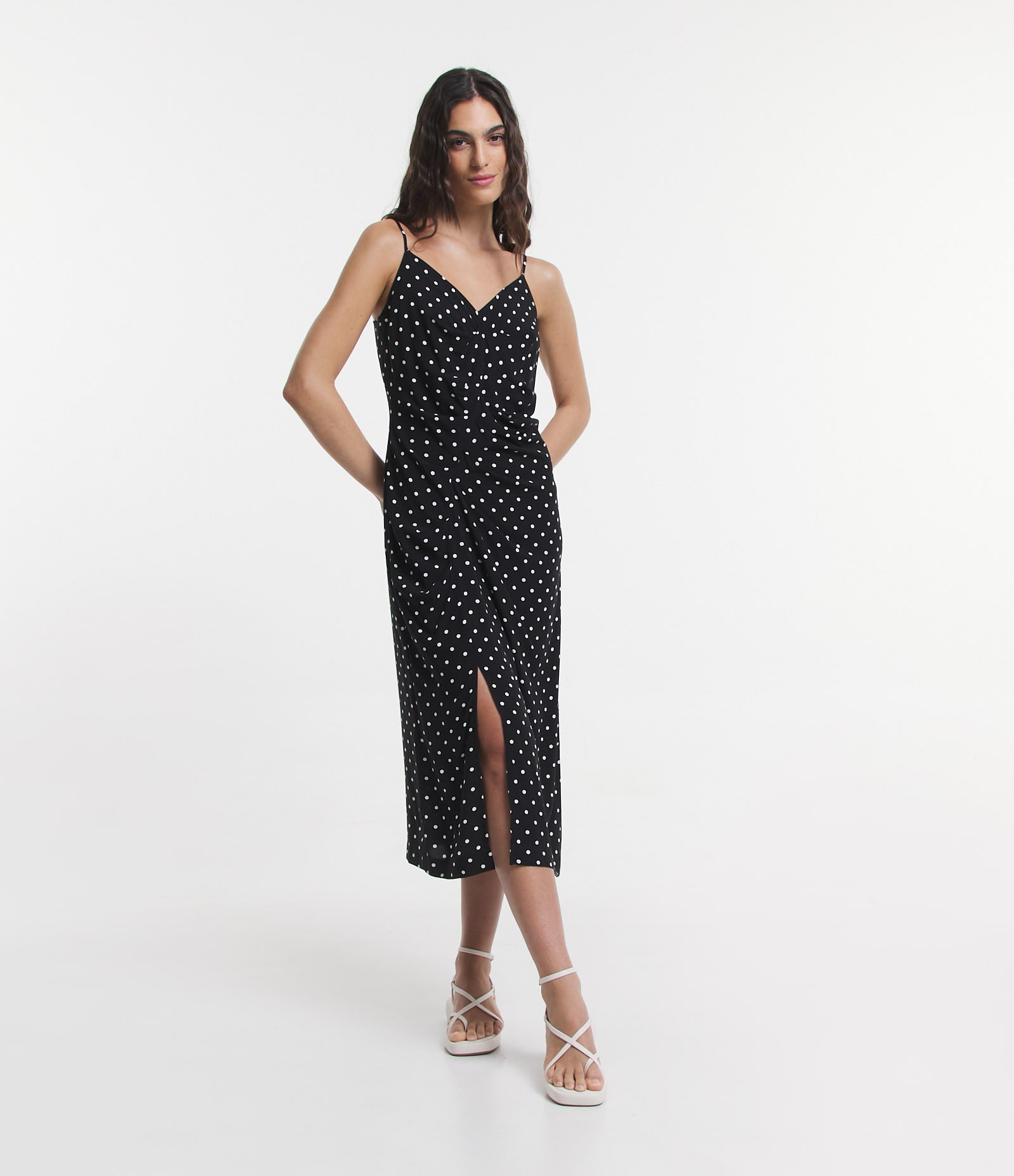 Vestido Midi em Viscose Poá com Lateral Drapeada Preto 1