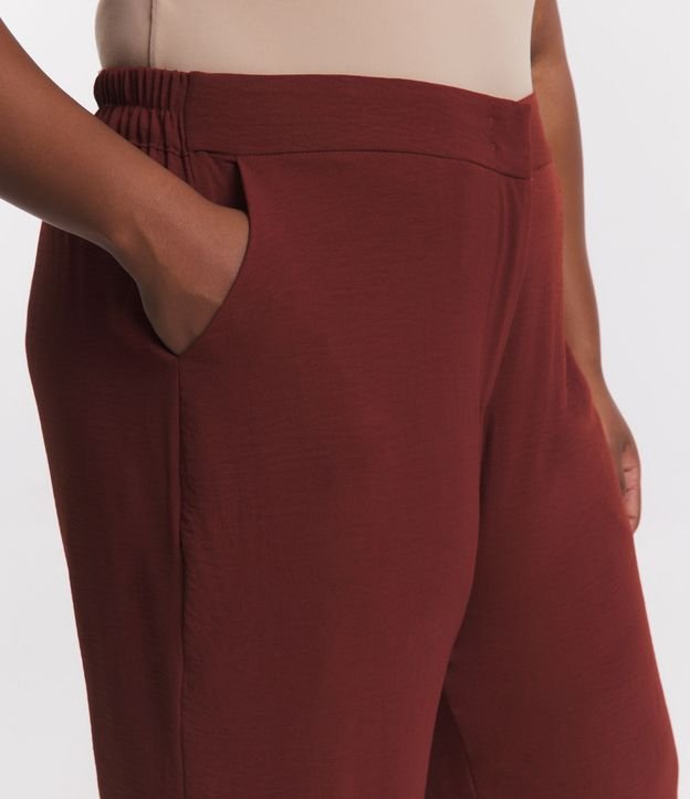 Calça Pantalona em Crepe com Bolsos Curve & Plus Size Marrom 4