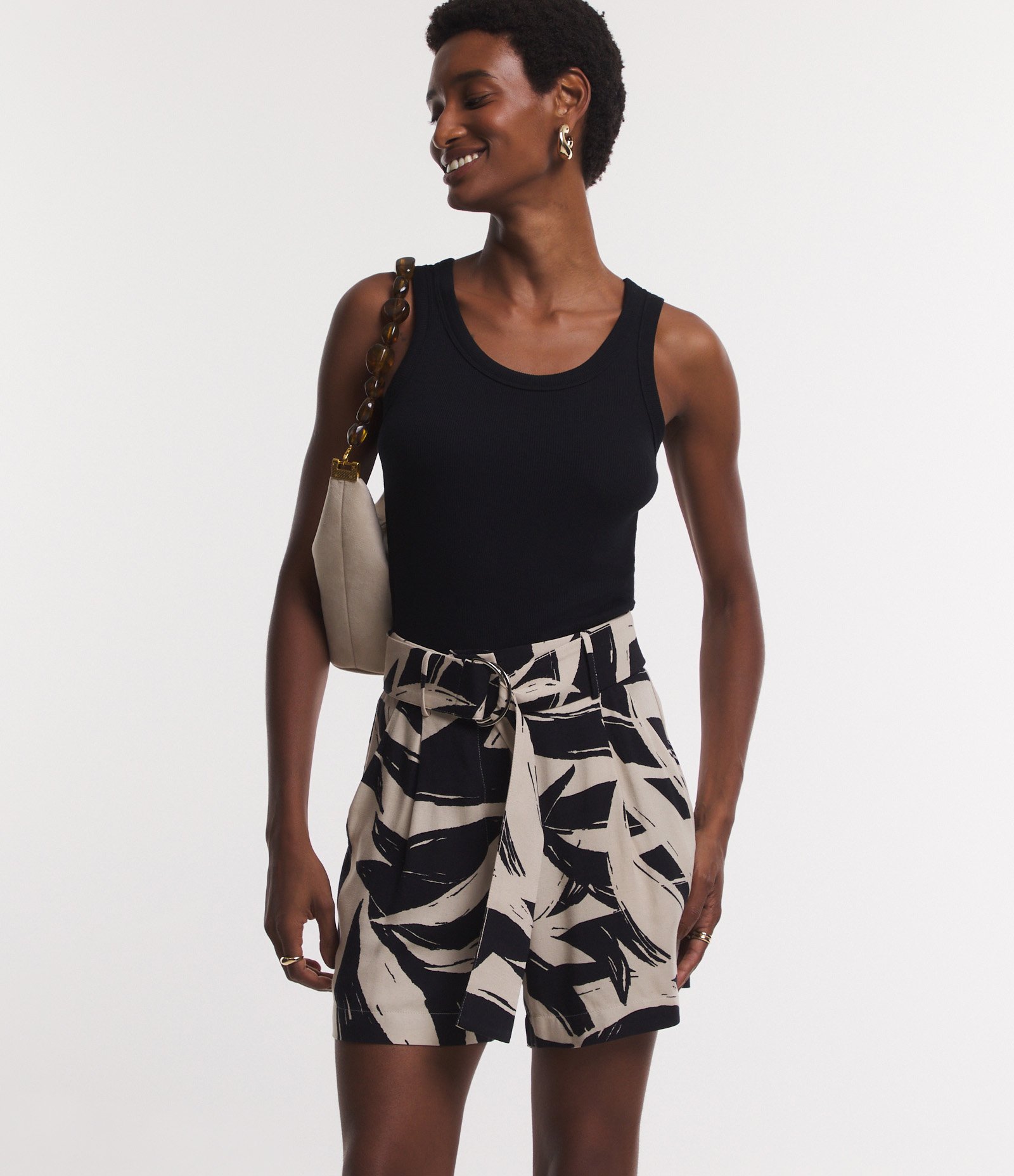 Short em Viscolinho com Cinto Fivela e Estampa Folhagem Off White/ Preto 1