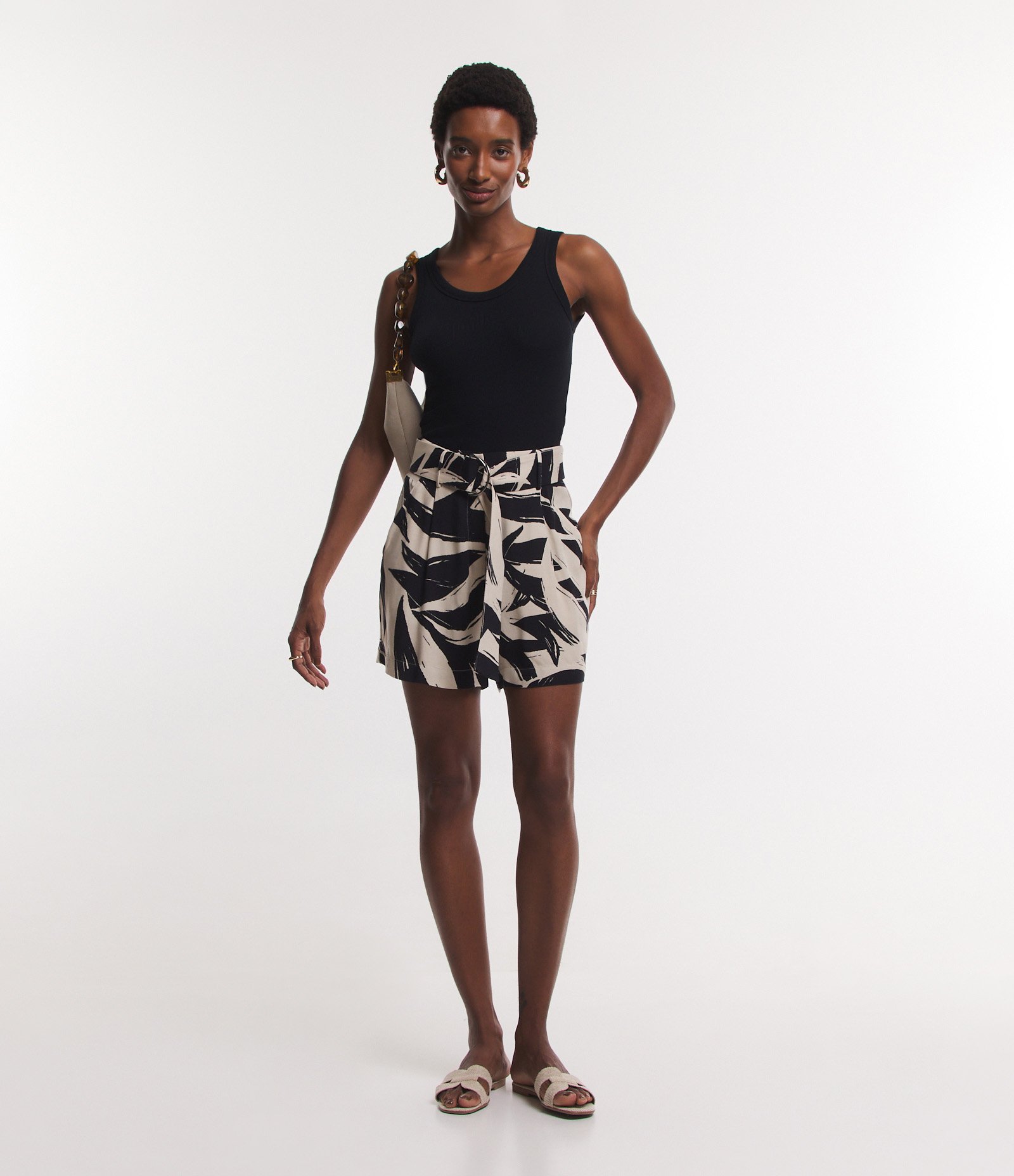 Short em Viscolinho com Cinto Fivela e Estampa Folhagem Off White/ Preto 2