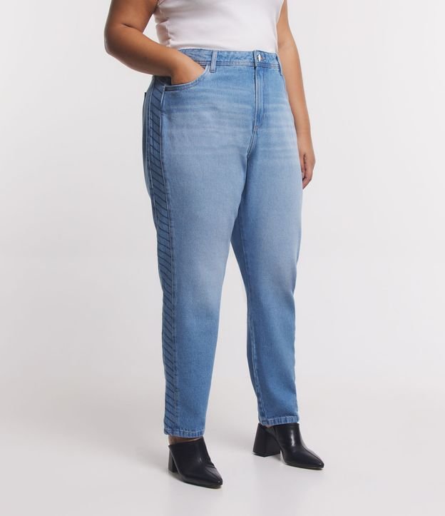 Calça Mom em Jeans com Recortes Bordados Curve & Plus Size Azul 2