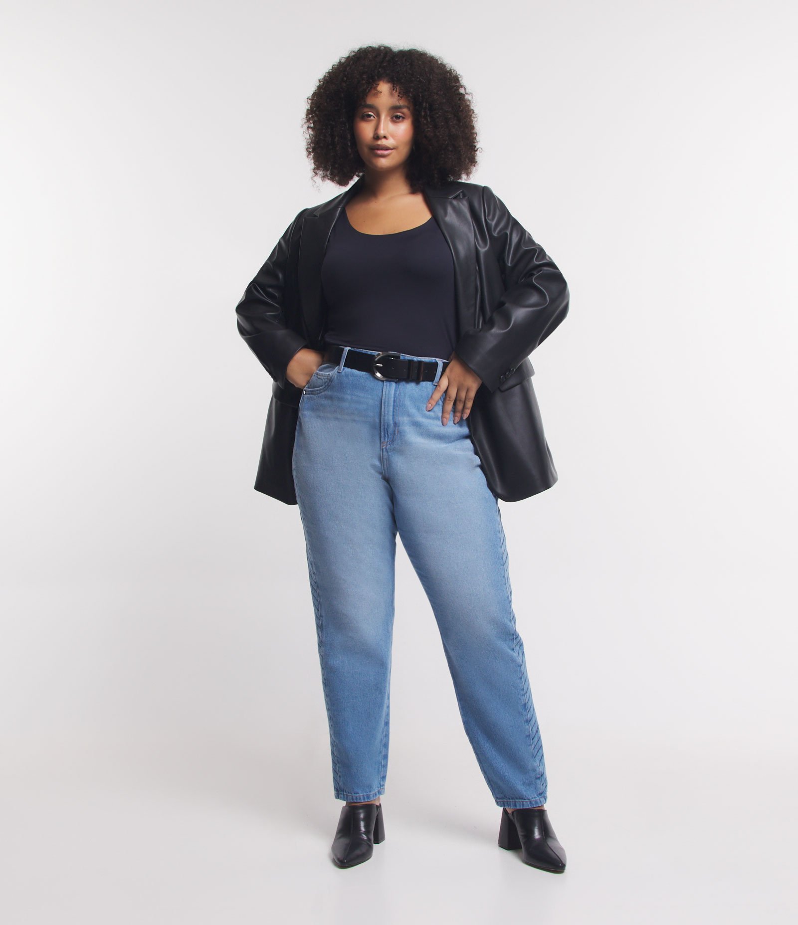 Calça Mom em Jeans com Recortes Bordados Curve & Plus Size Azul 1