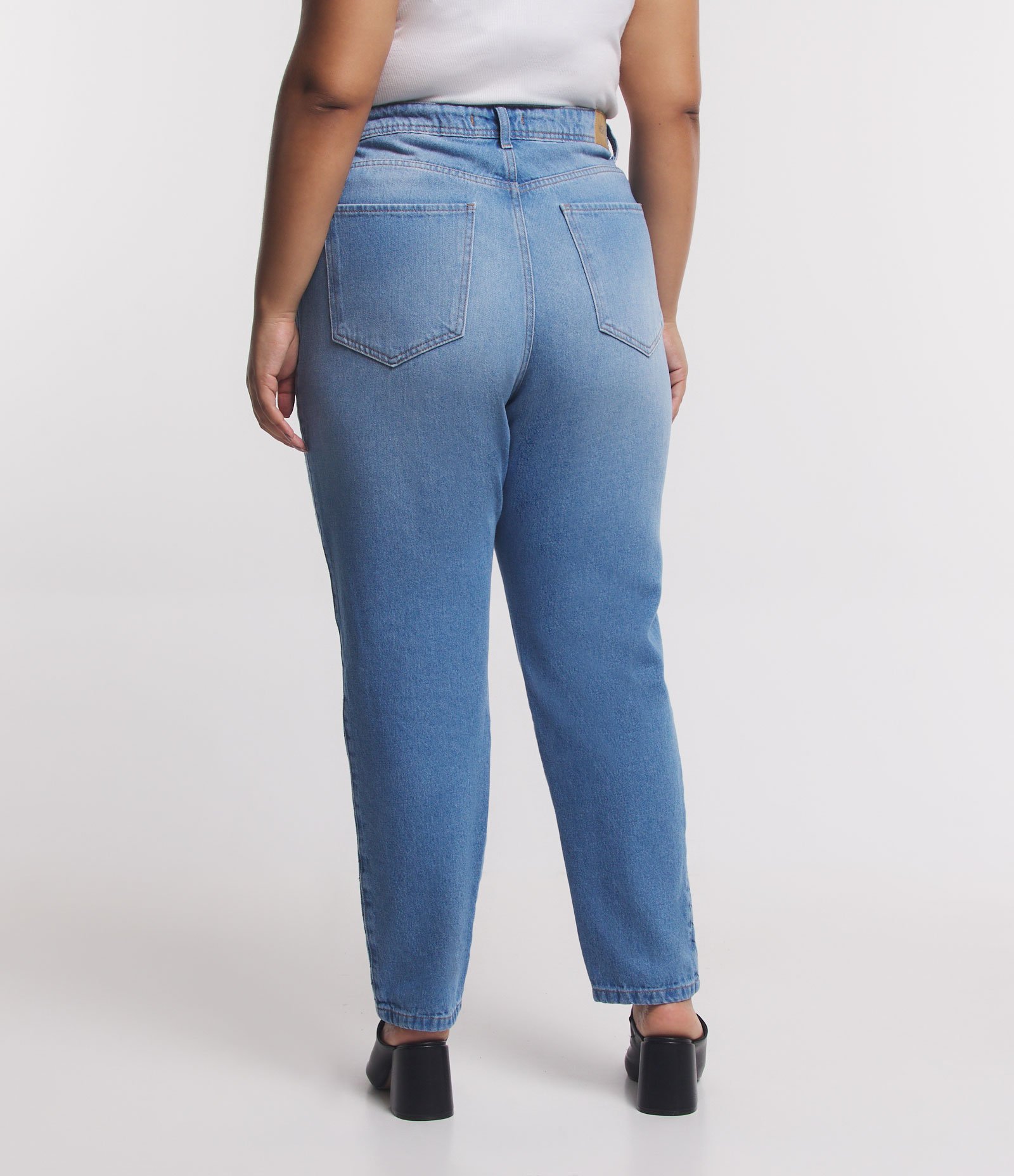 Calça Mom em Jeans com Recortes Bordados Curve & Plus Size Azul 3