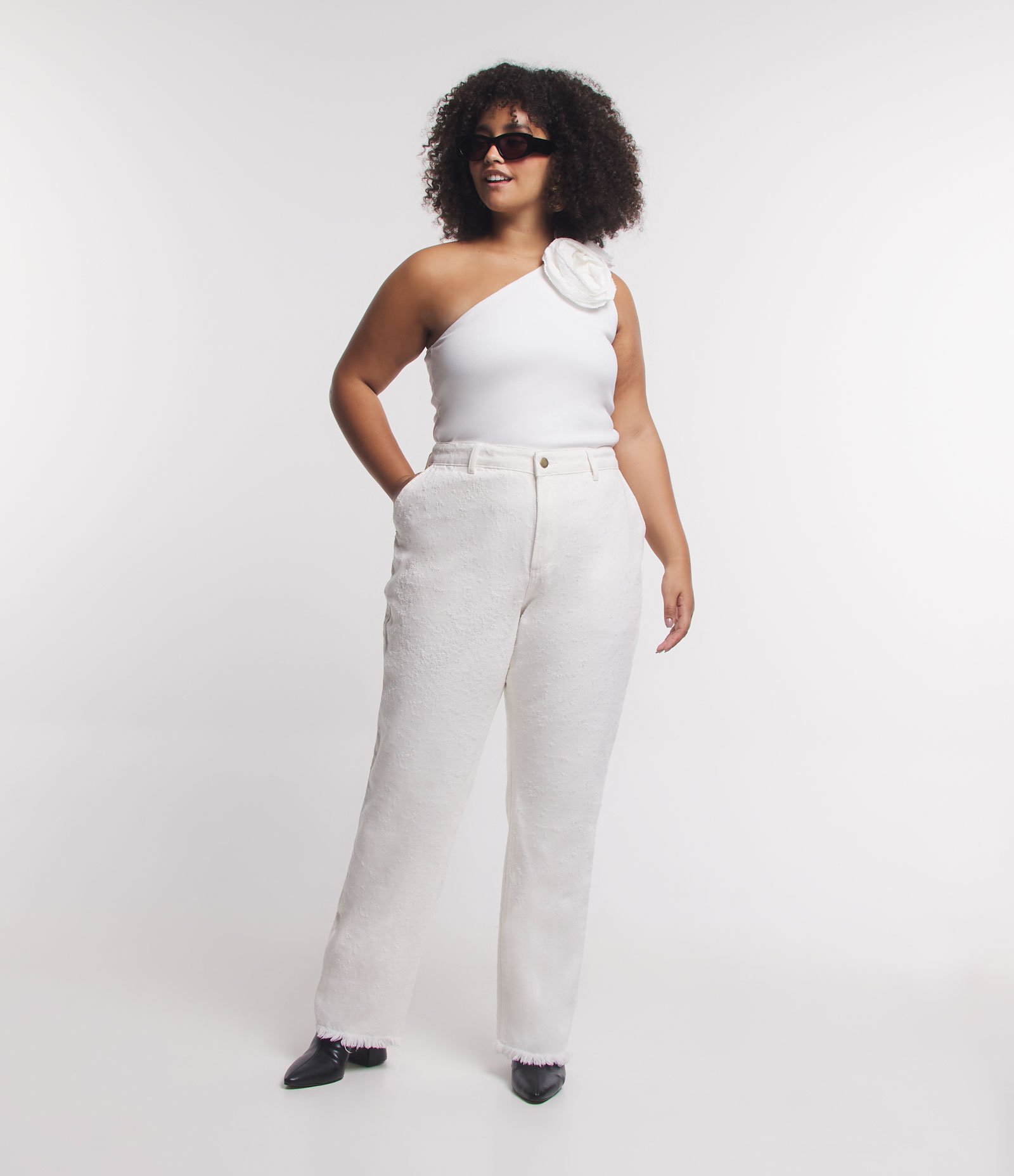 Calça Reta em Sarja com Franjinhas na Barra Curve & Plus Size Off White 1