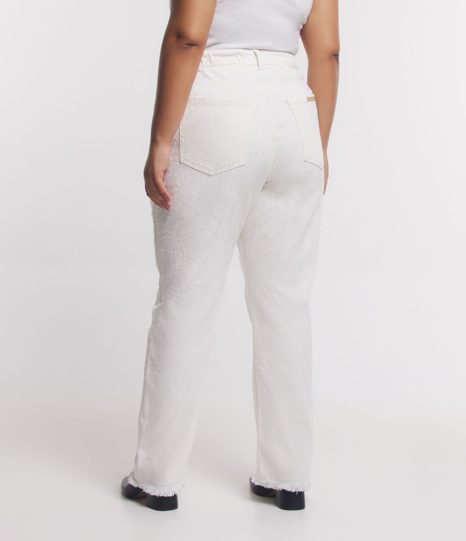 Calça Reta em Sarja com Franjinhas na Barra Curve & Plus Size Off White 3