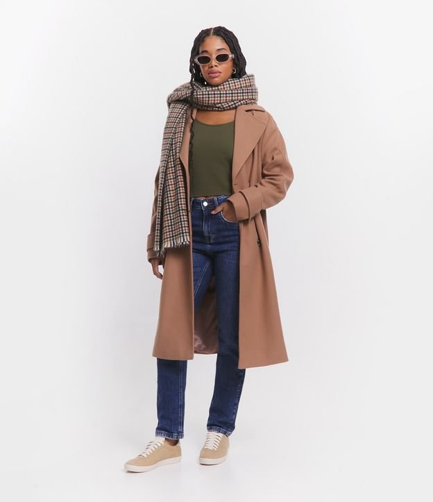 Calça Reta em Jeans com Detalhe no Bolso