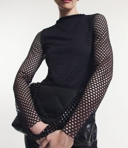 Blusa com Golinha Alta e Sobreposição de Tela