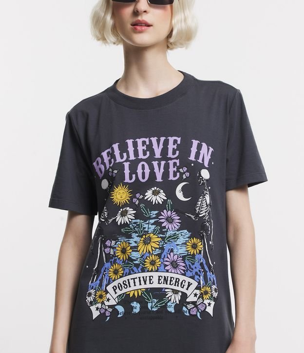 Camiseta Alongada em Meia Malha com Estampa Believe in Love Cinza 4
